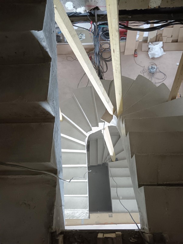 Escalier béton à paillasse à La Garenne-Colombes, en Île-de-France.