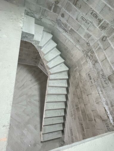 Escalier béton en Ile-de-France, à paillasse.