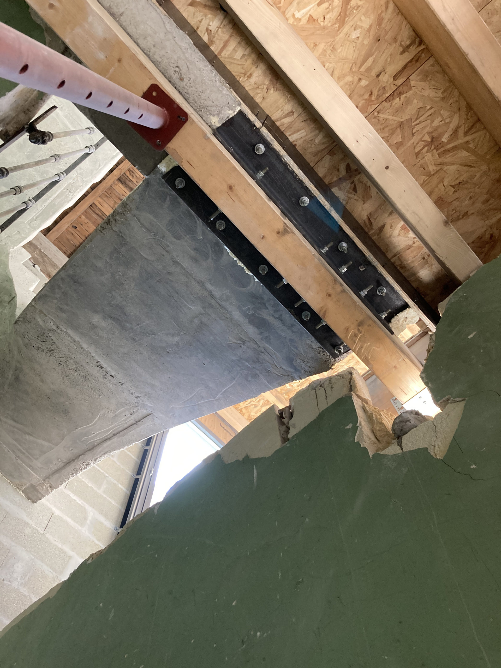 Appui du départ de l escalier sur poutre en bois