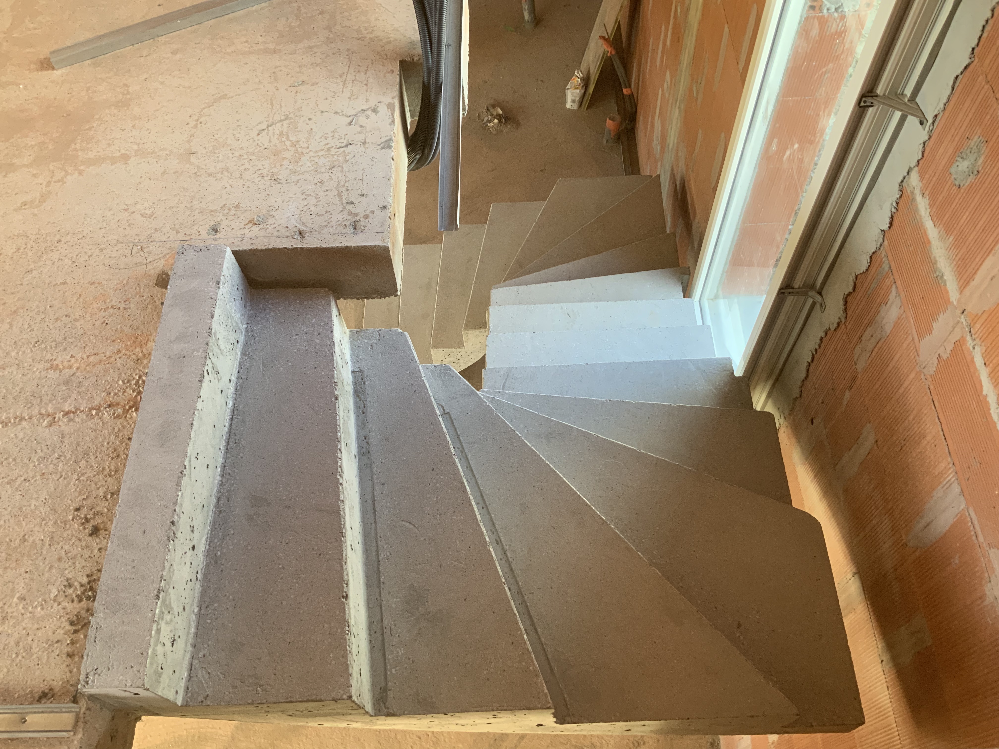 Arrivée de l'escalier béton avec son talon de dernière contremarche pour recevoir un béton ciré