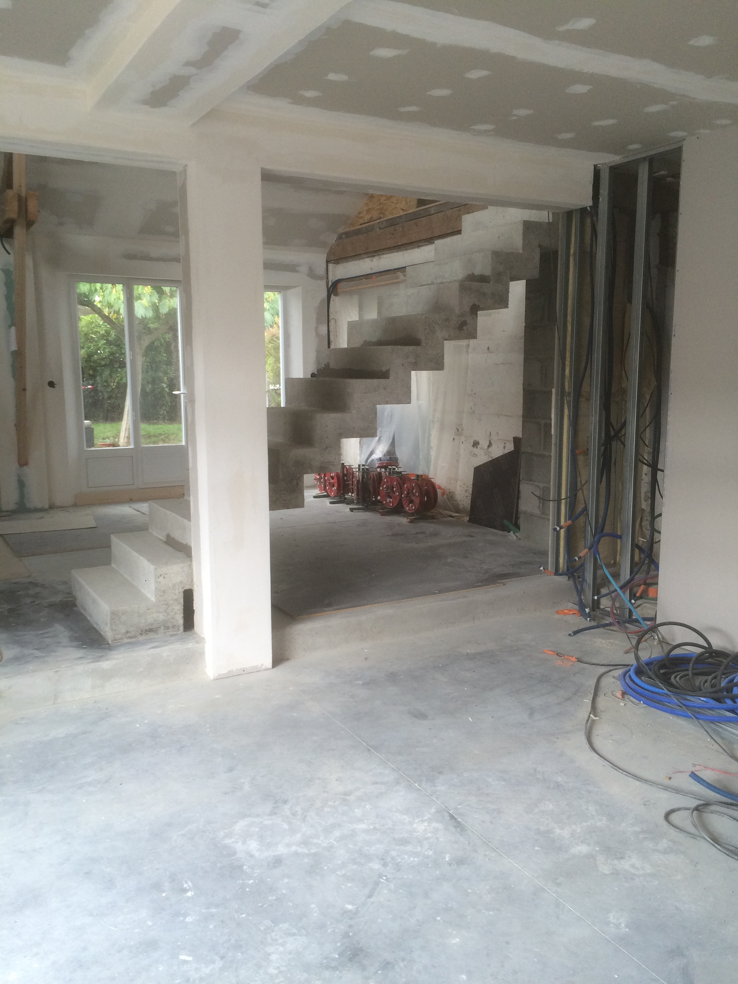 audacieuse volée droite  d'un escalier crémaillère en béton brut de décoffrage  à Pornic dans l ouest de la France dans la région du Pays de la loire dans le département Loire Atlantique.  pour un particulier