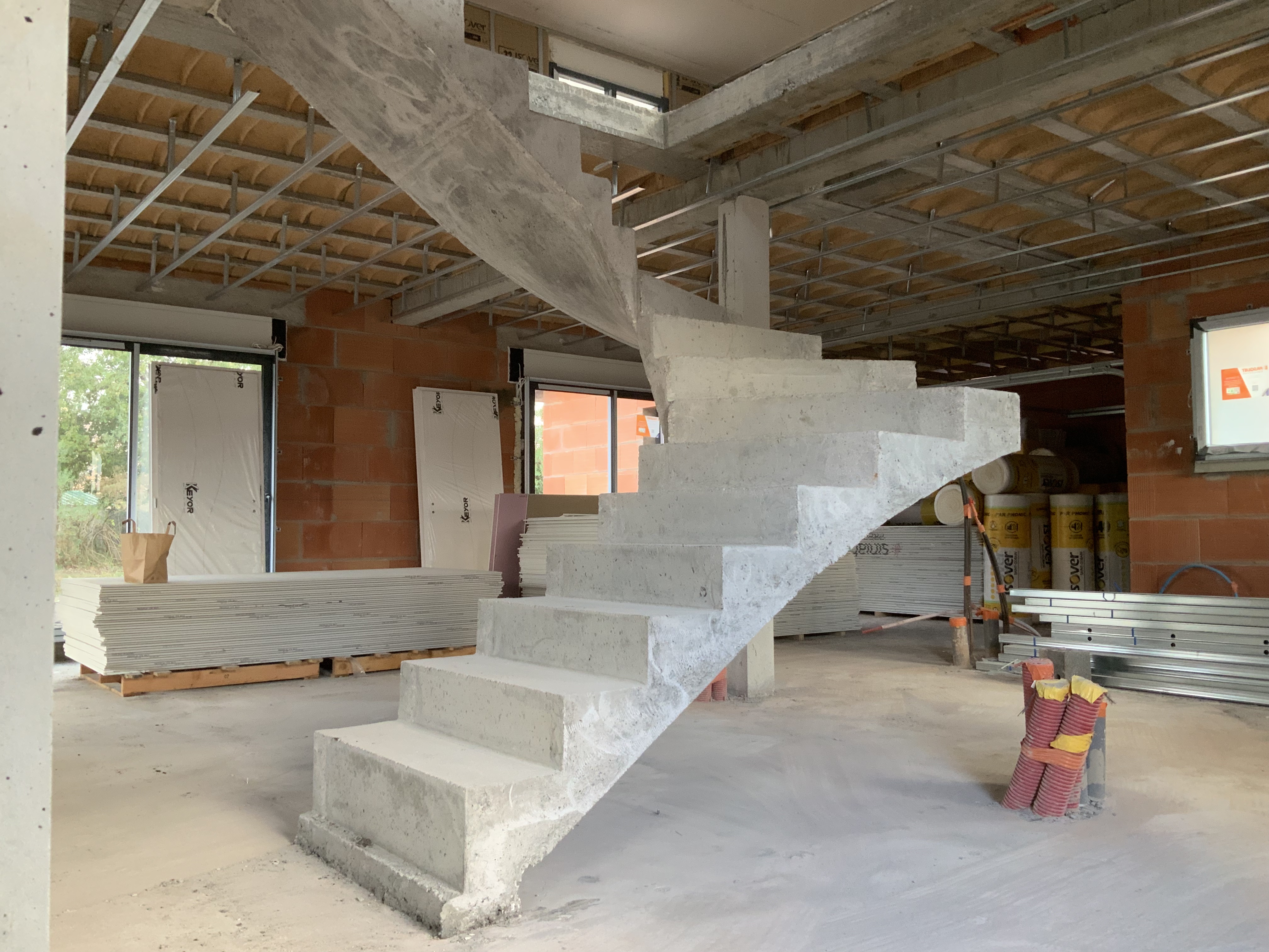 audacieux  escalier à paillasse deux quart tournant en béton brut de décoffrage  Au Teich sur le bassin d Arcachon  pour un constructeur