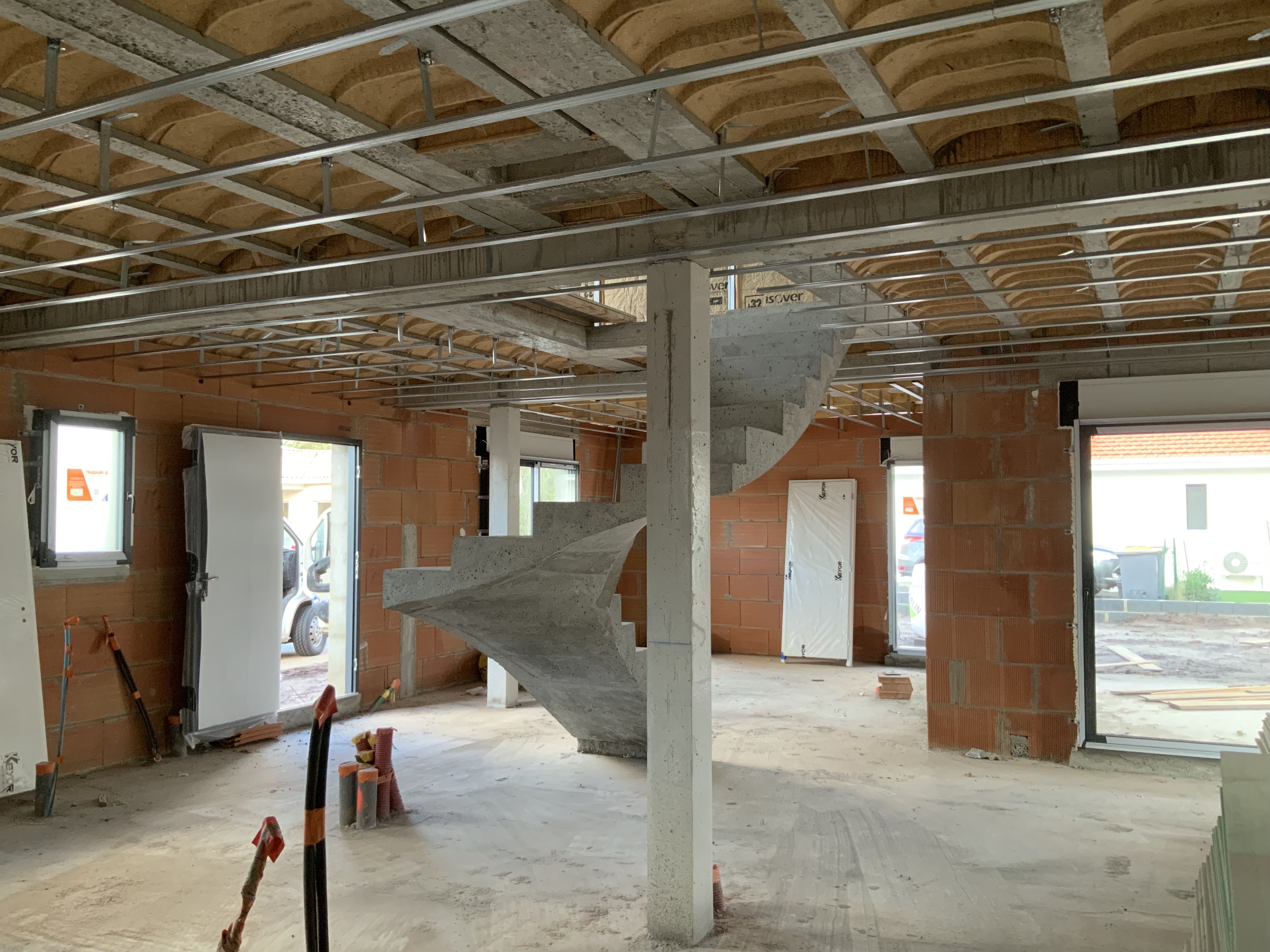 audacieux  escalier à paillasse deux quart tournant en béton brut de décoffrage  Au Teich sur le bassin d Arcachon  pour un constructeur