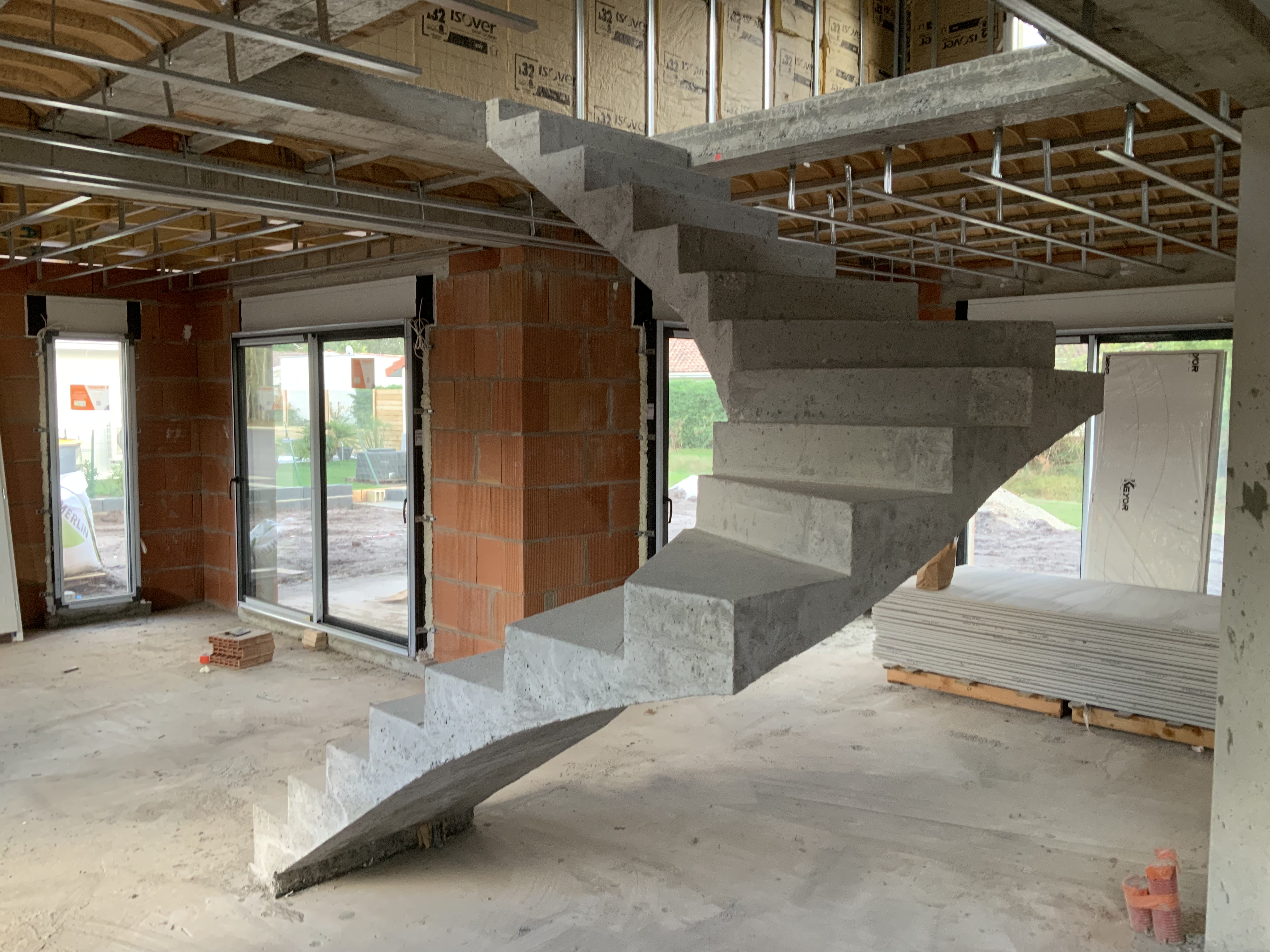 audacieux  escalier à paillasse deux quart tournant en béton brut de décoffrage  Au Teich sur le bassin d Arcachon  pour un constructeur