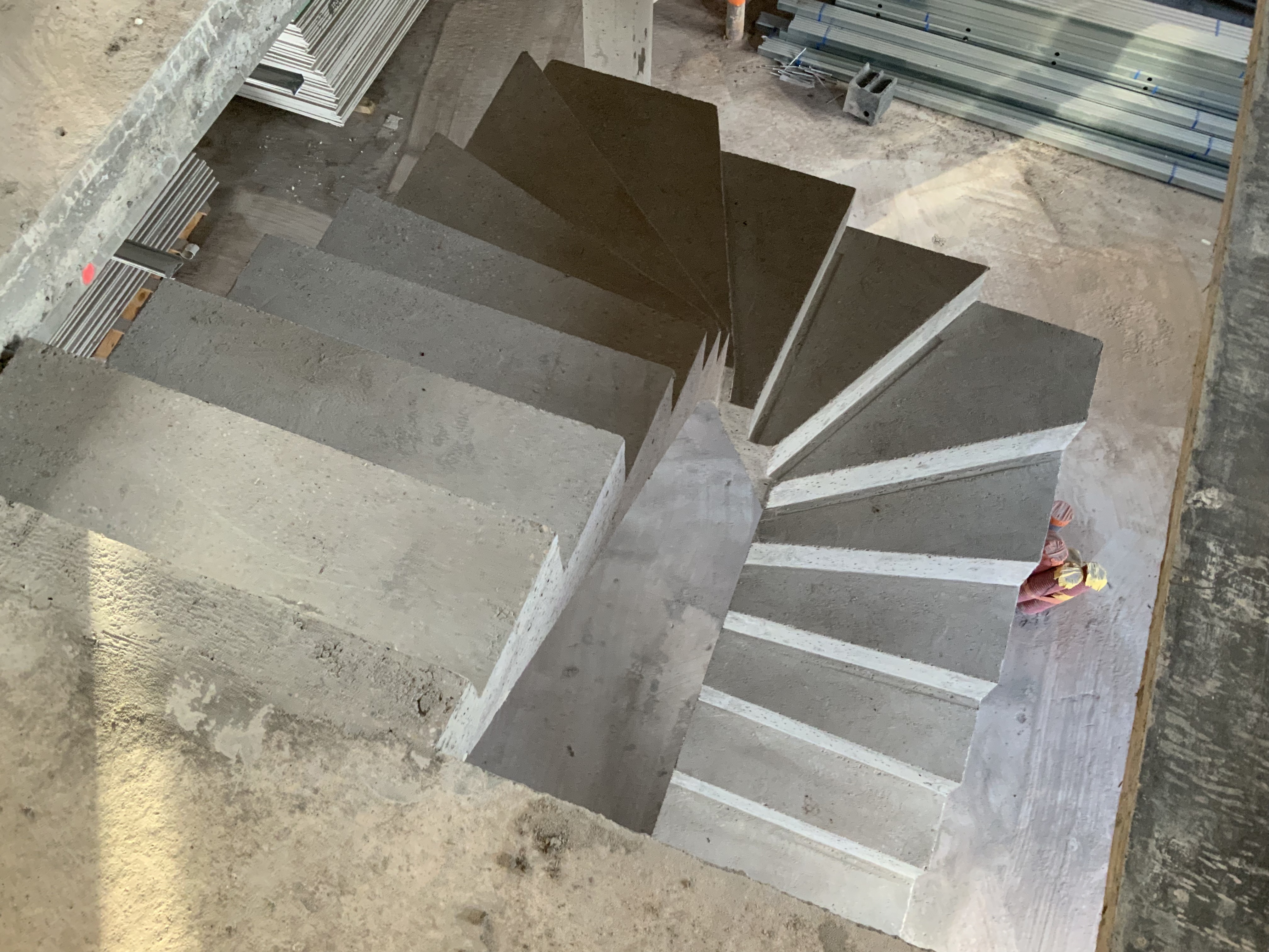 audacieux  escalier à paillasse deux quart tournant en béton brut de décoffrage  Au Teich sur le bassin d Arcachon  pour un constructeur