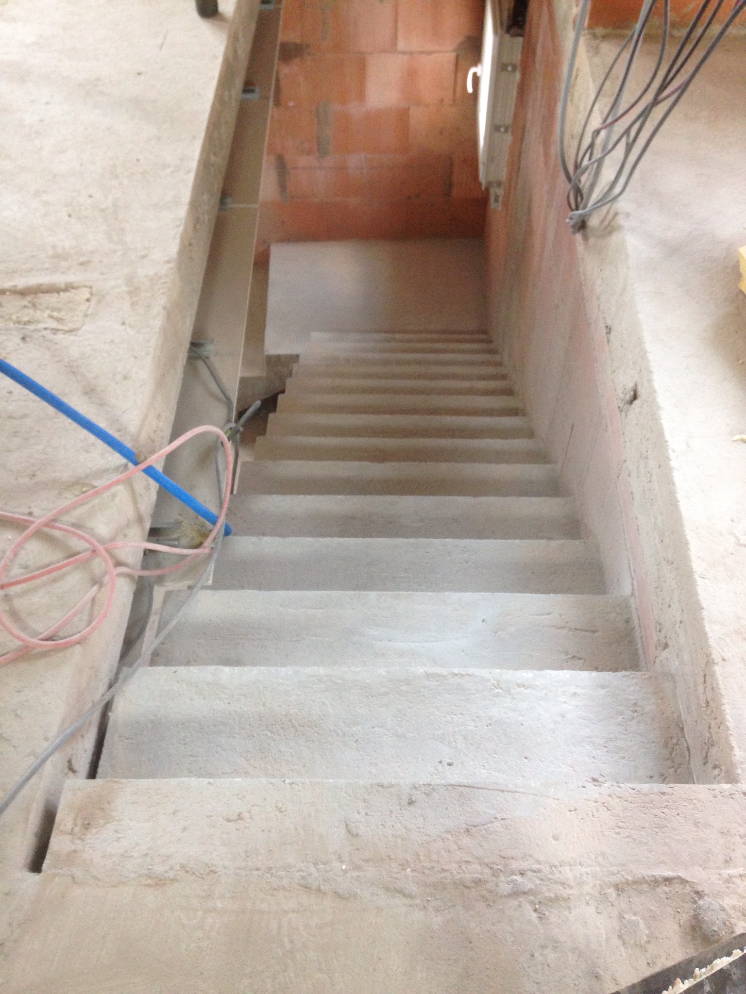 audacieux  escalier à paillasse droit en béton   a merignac  pour un particulier