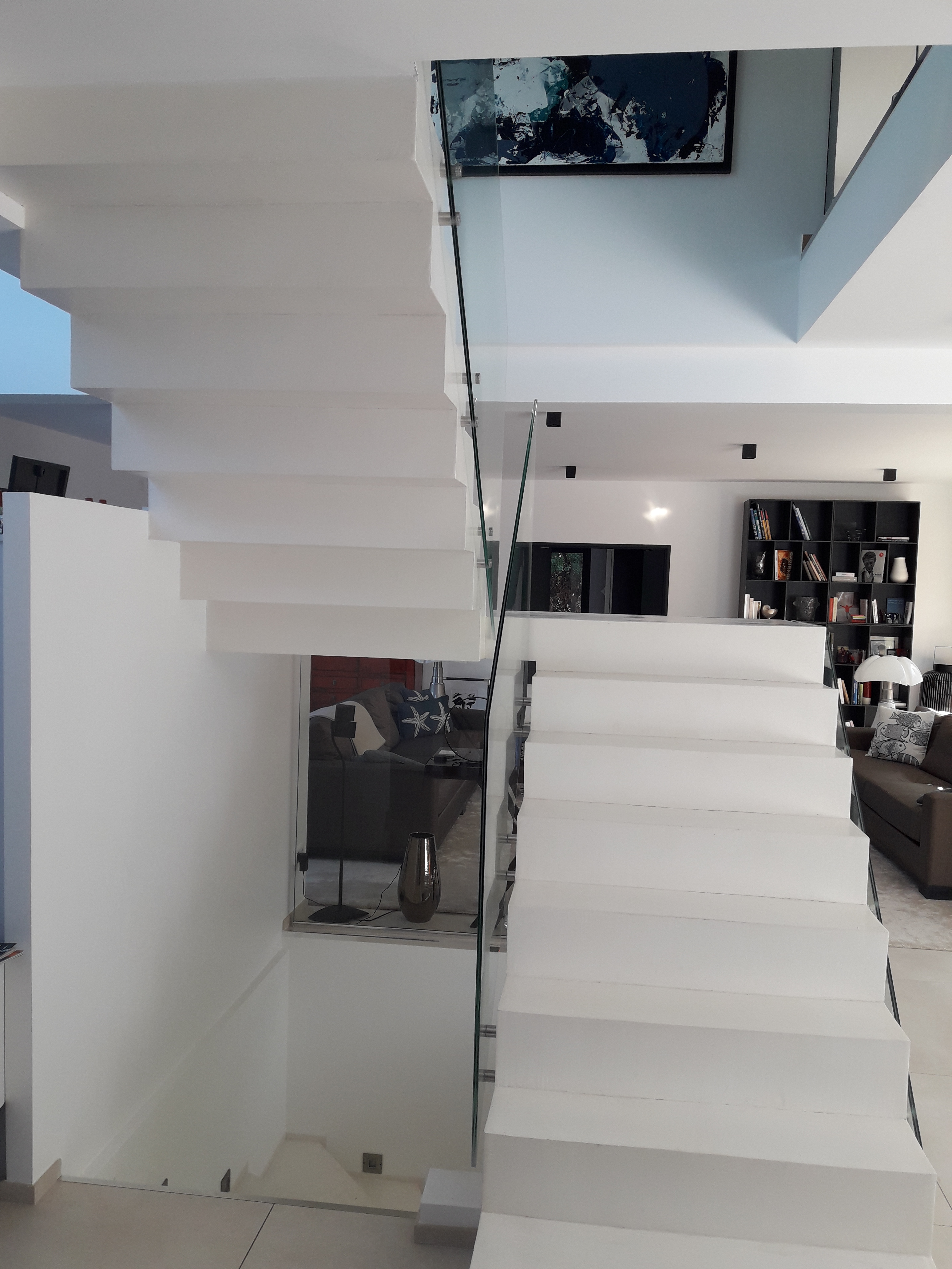 audacieux  escalier crémaillère avec palier intermédiaire en béton ciré vernis soyeux couleur everest Blanc pur, à Saint remy l honnore en région parisienne.  pour un constructeur