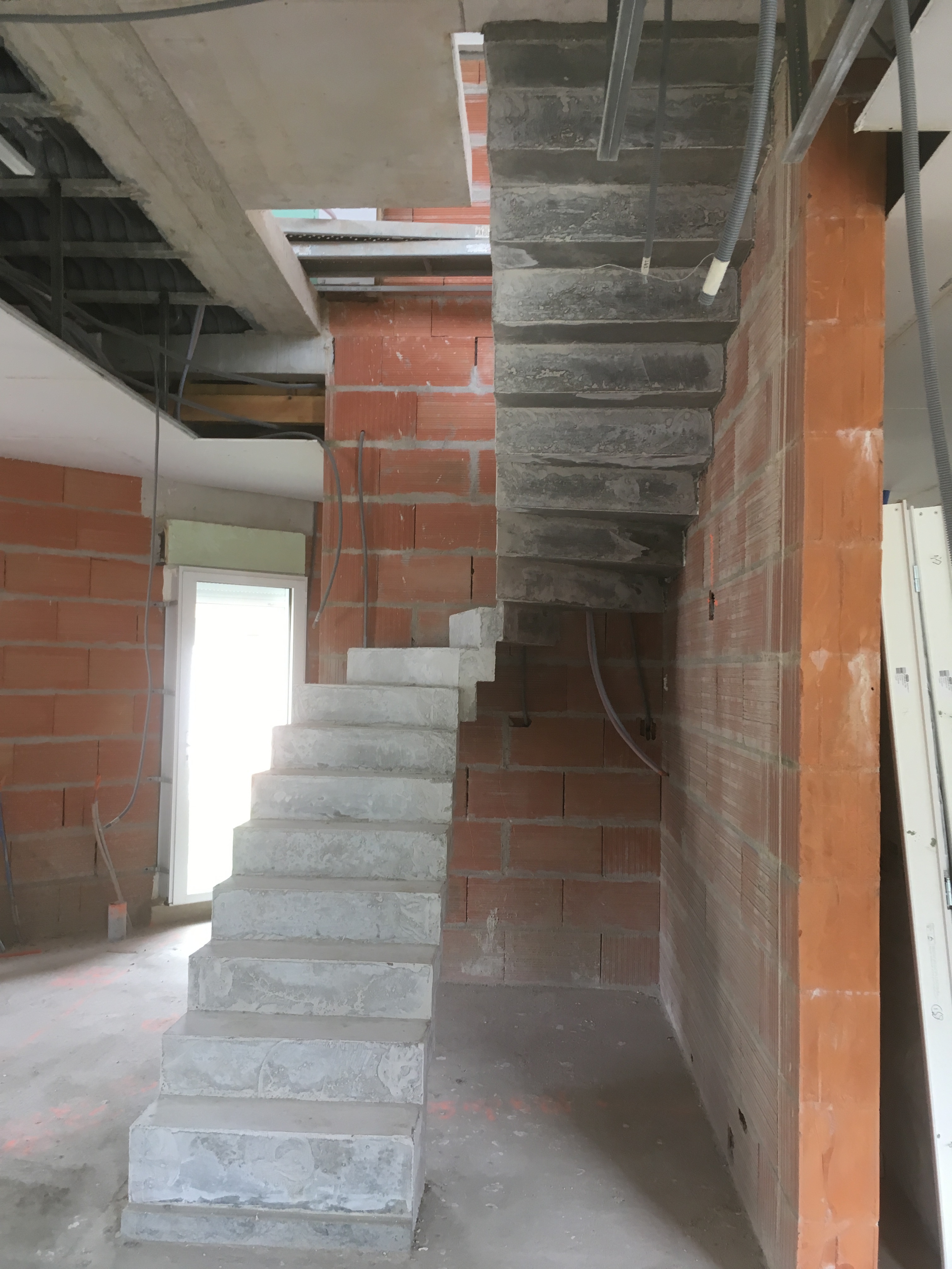 audacieux  escalier crémaillère deux quart tournant en béton brut de décoffrage  a gradignan en Aquitaine  pour un constructeur