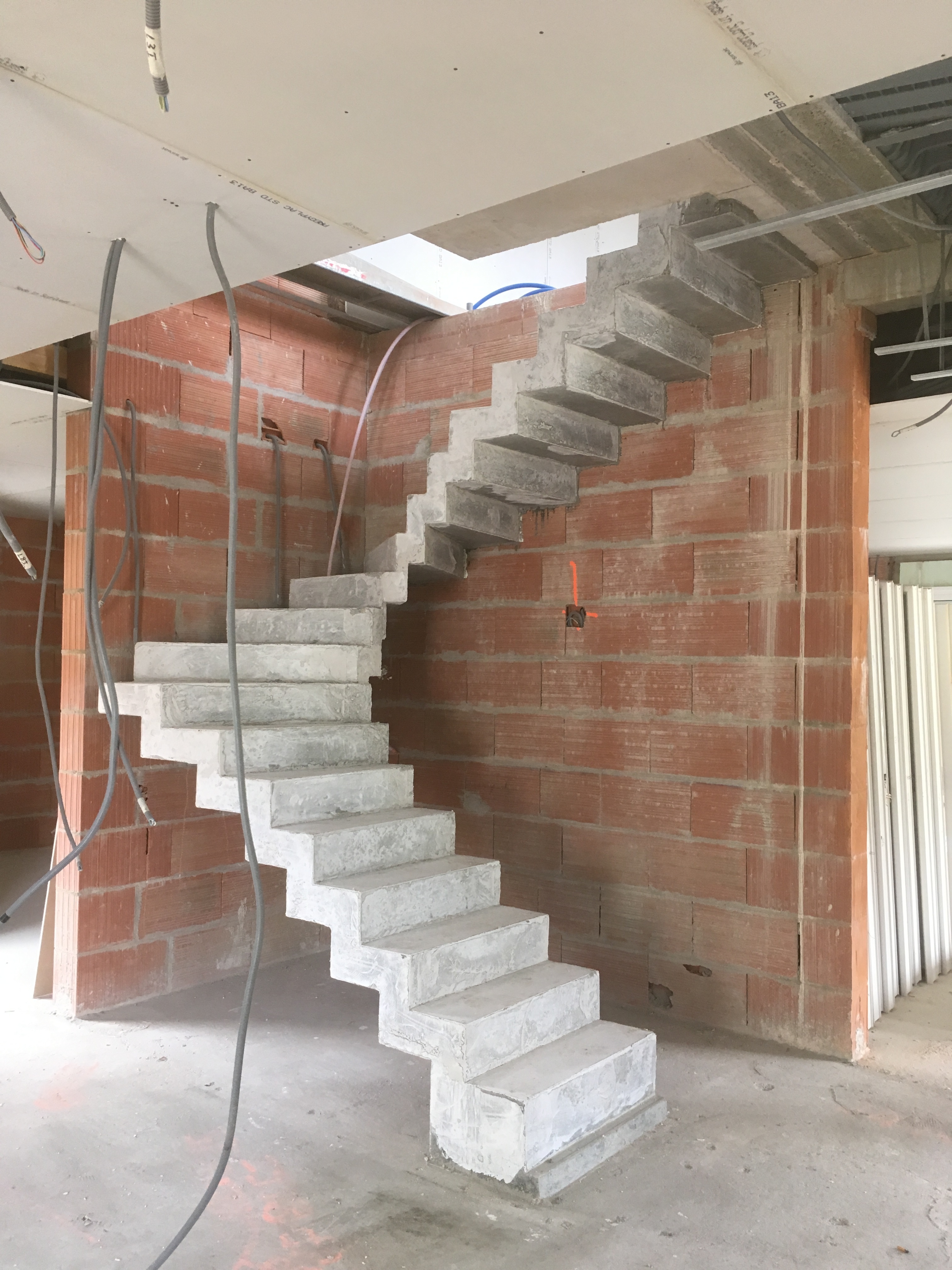 audacieux  escalier crémaillère deux quart tournant en béton brut de décoffrage  a gradignan en Aquitaine  pour un constructeur