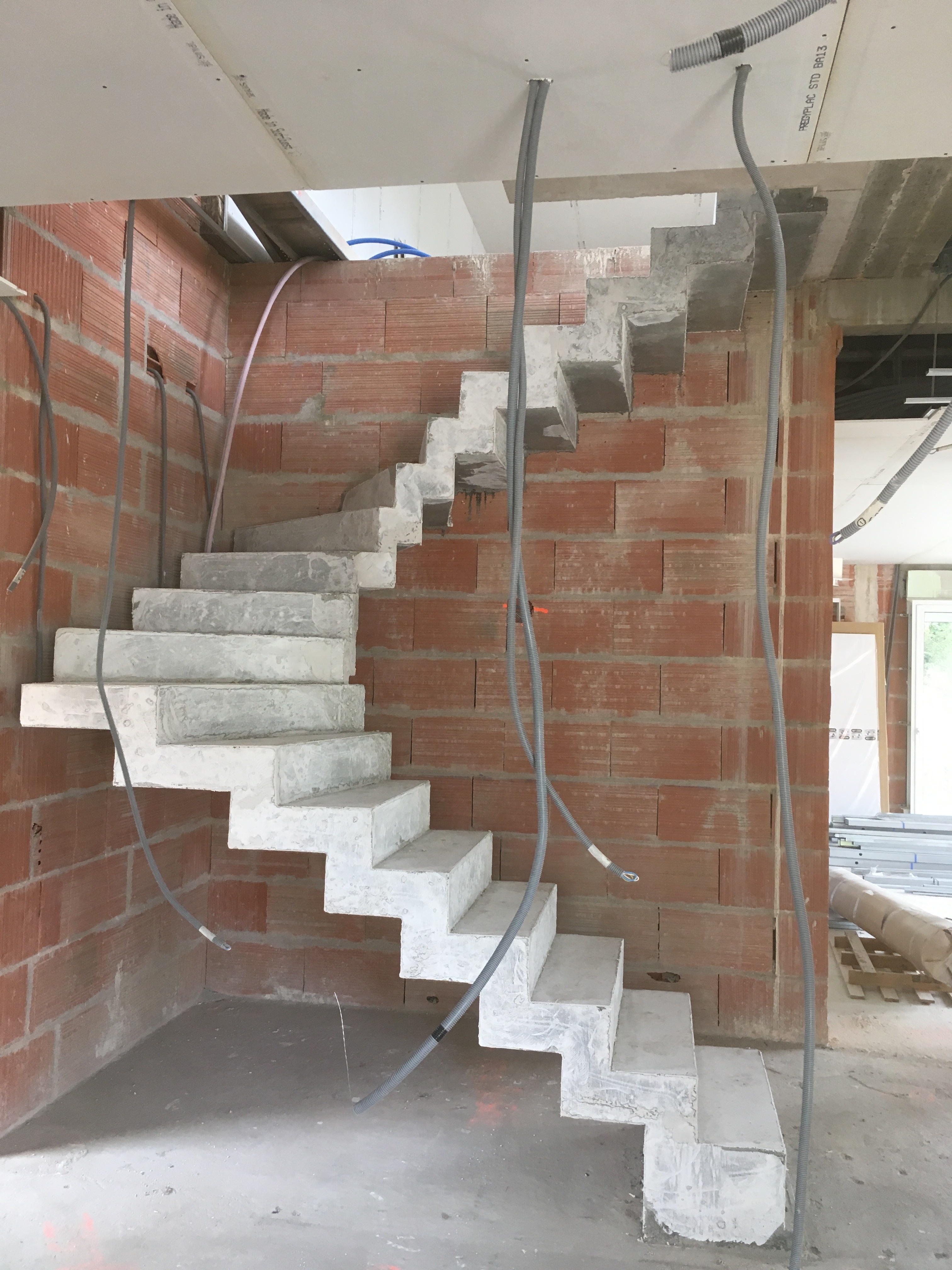 audacieux  escalier crémaillère deux quart tournant en béton brut de décoffrage  a gradignan en Aquitaine  pour un constructeur