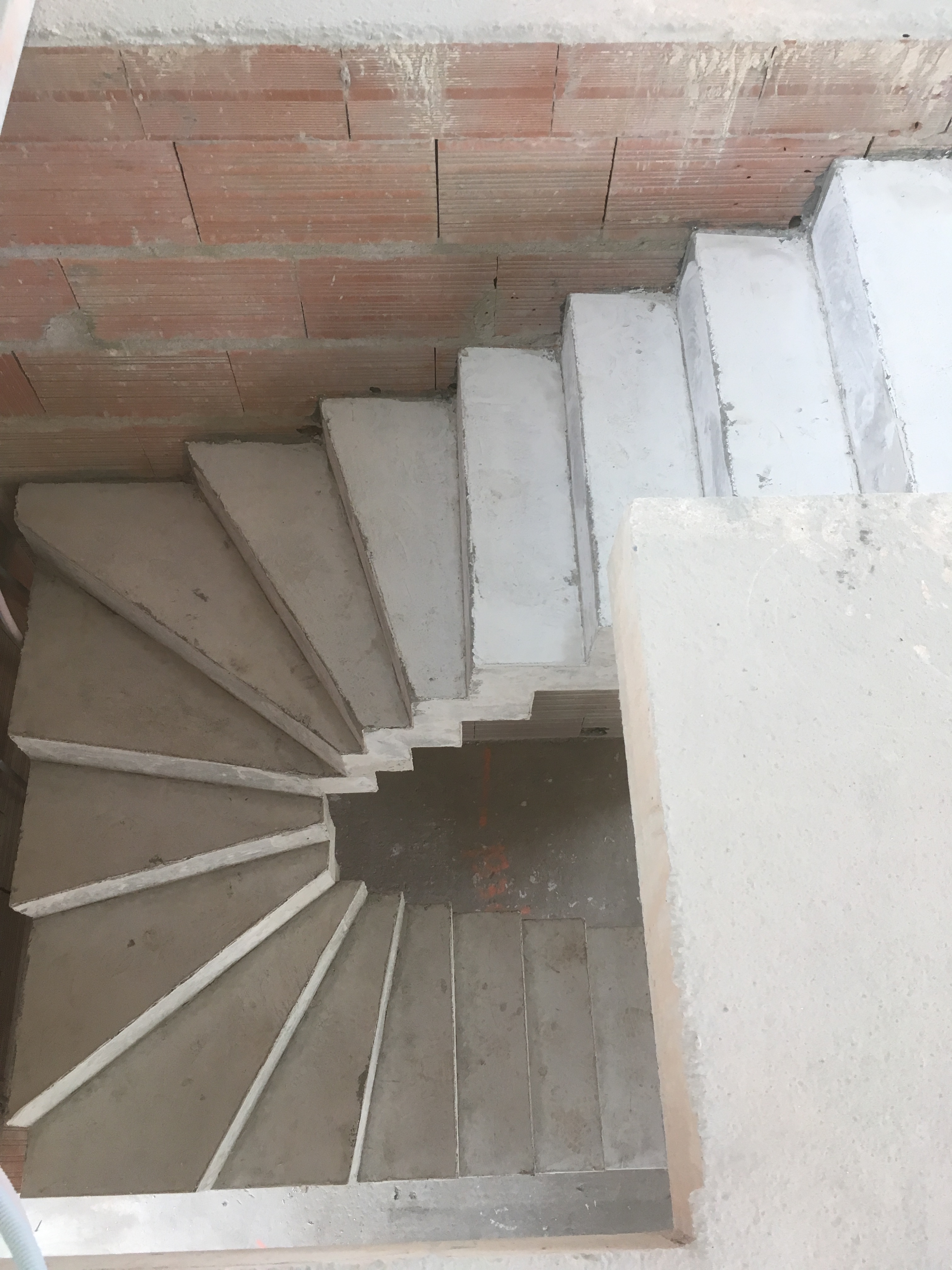 audacieux  escalier crémaillère deux quart tournant en béton brut de décoffrage  a gradignan en Aquitaine  pour un constructeur