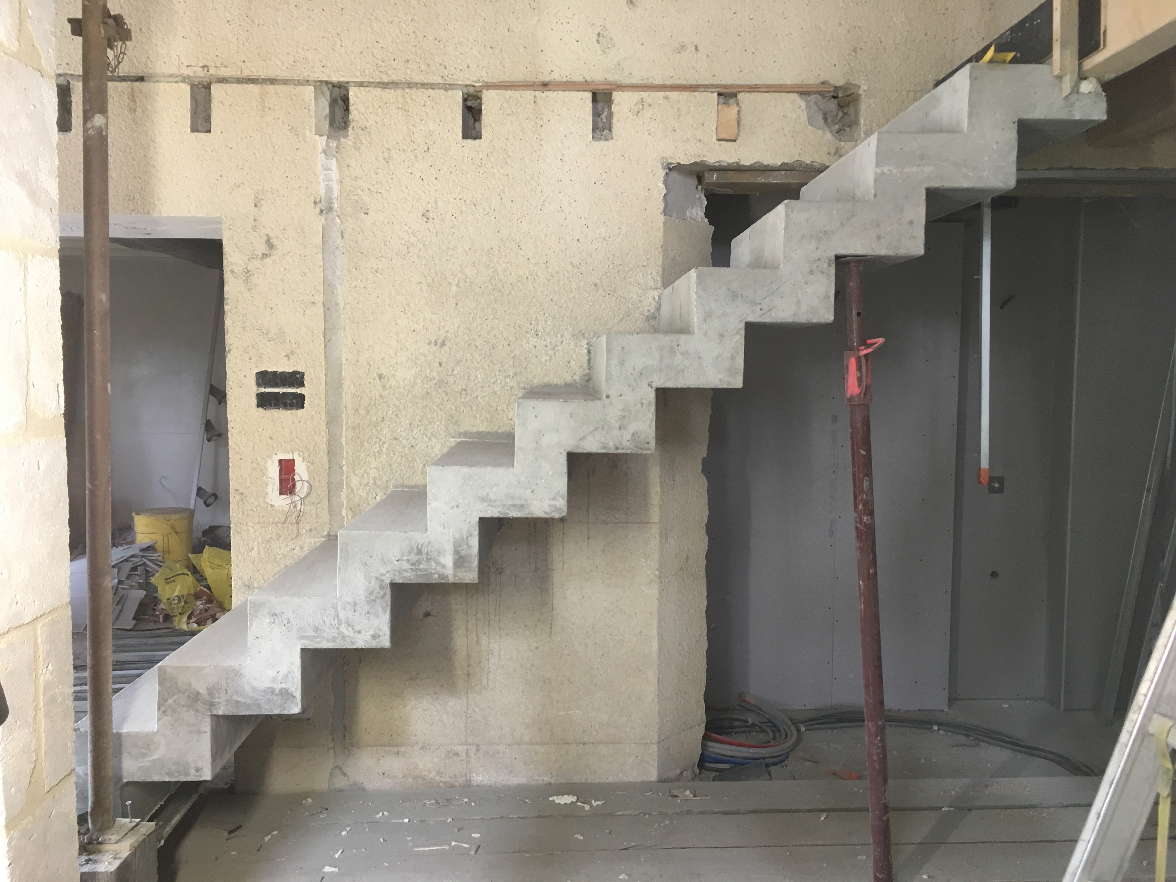 audacieux  escalier crémaillère droit en béton   En Dordogne  pour un architecte