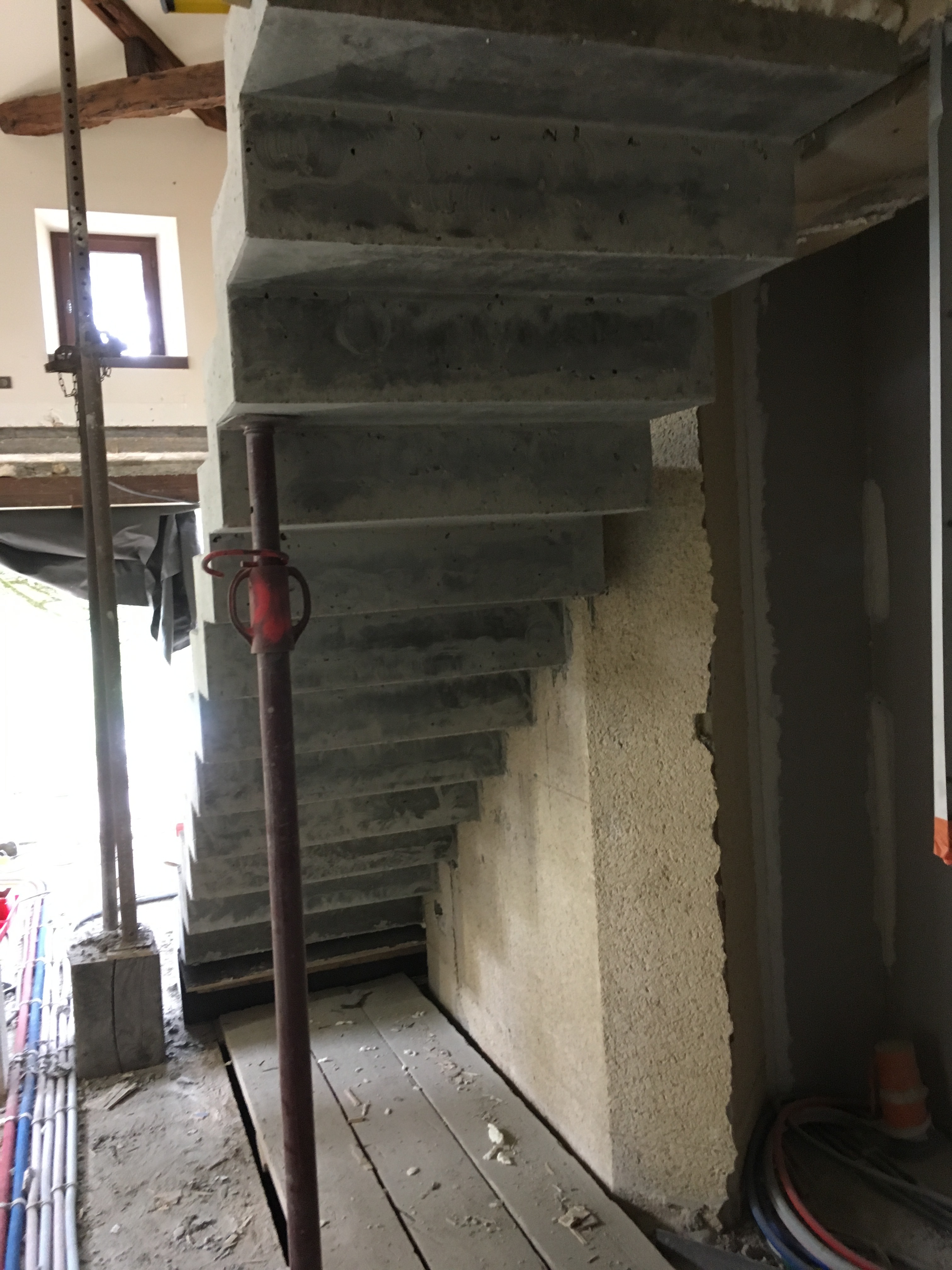 audacieux  escalier crémaillère droit en béton   En Dordogne  pour un architecte