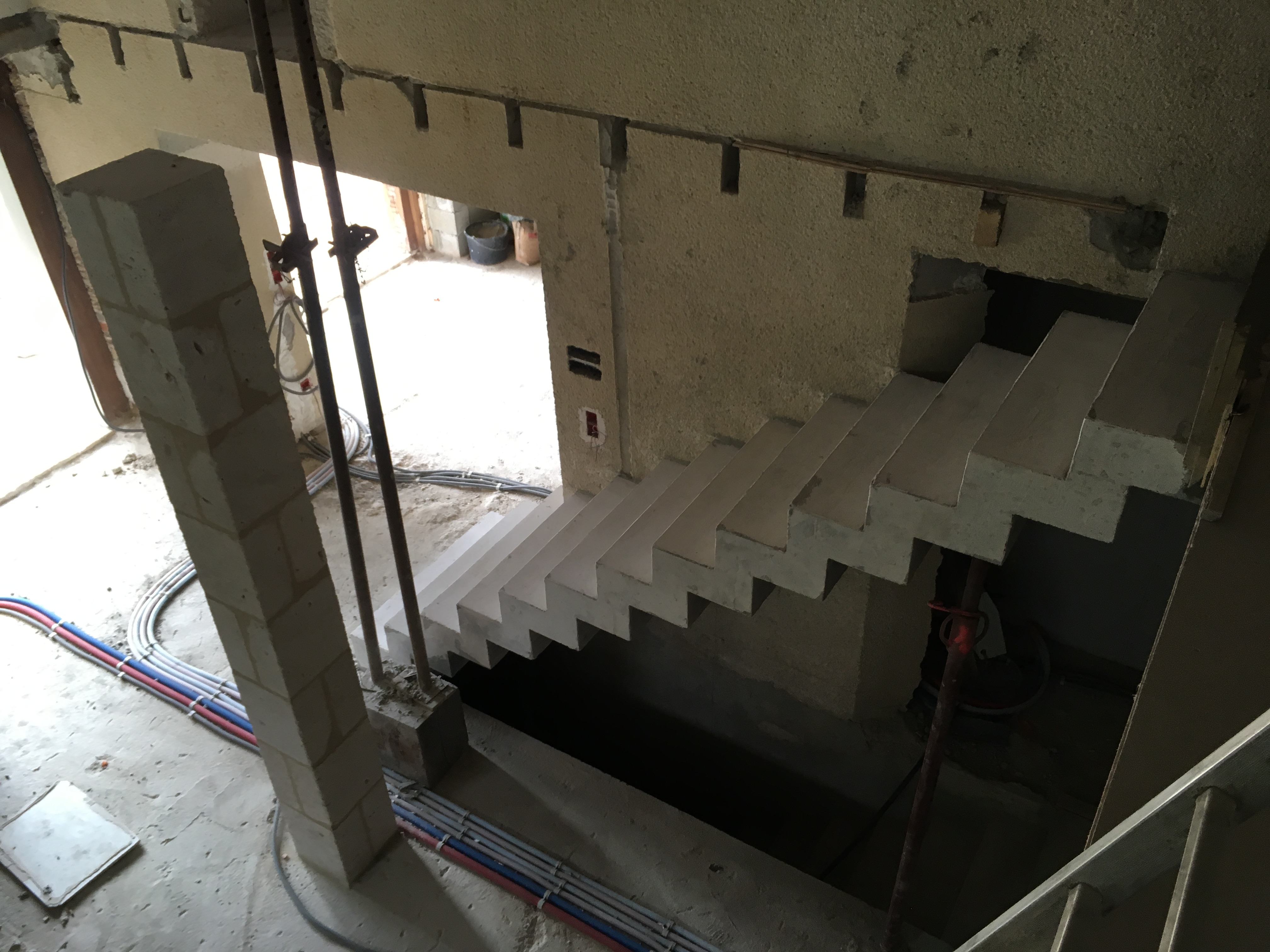 audacieux  escalier crémaillère droit en béton   En Dordogne  pour un architecte