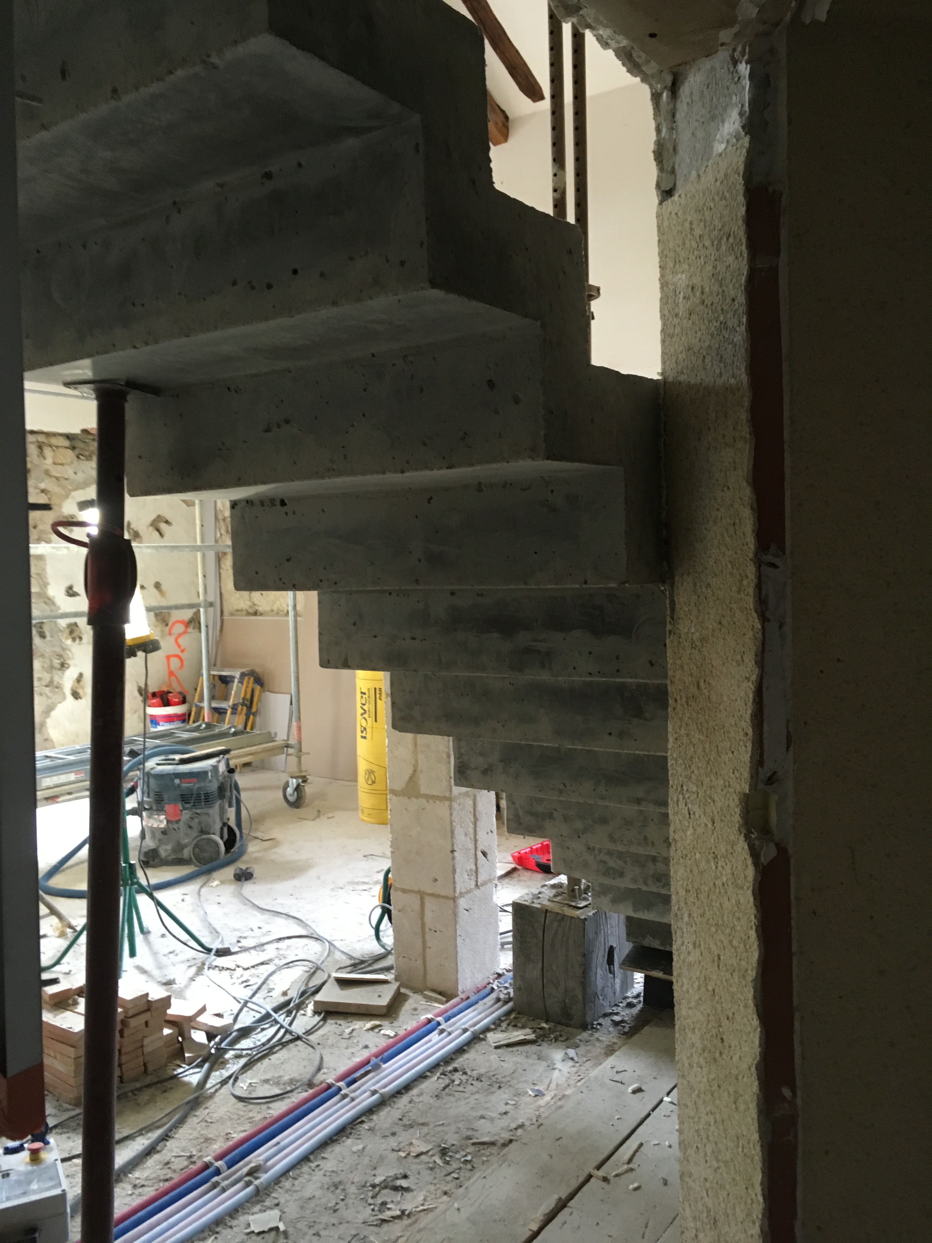 audacieux  escalier crémaillère droit en béton   En Dordogne  pour un architecte