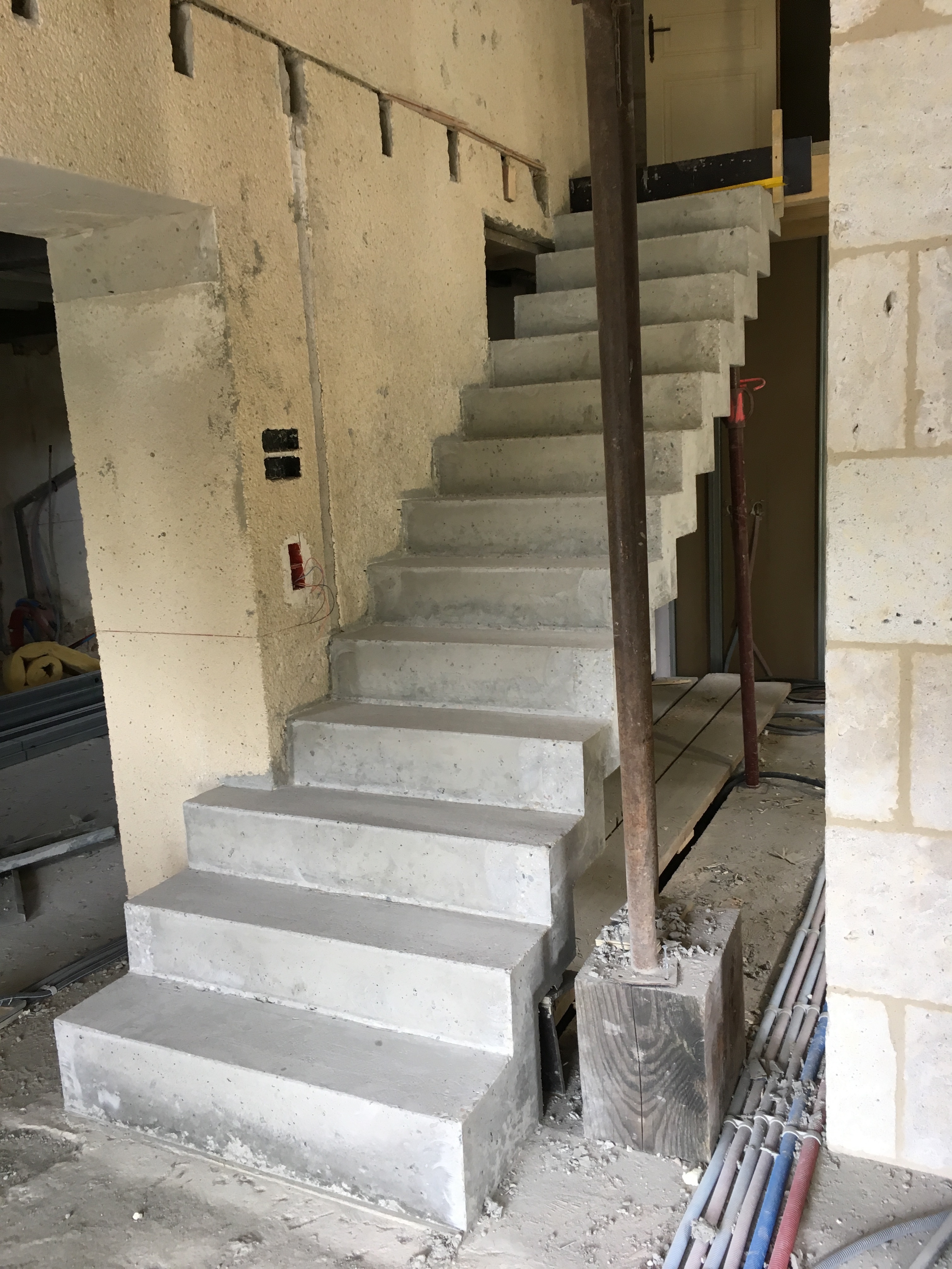 audacieux  escalier crémaillère droit en béton   En Dordogne  pour un architecte
