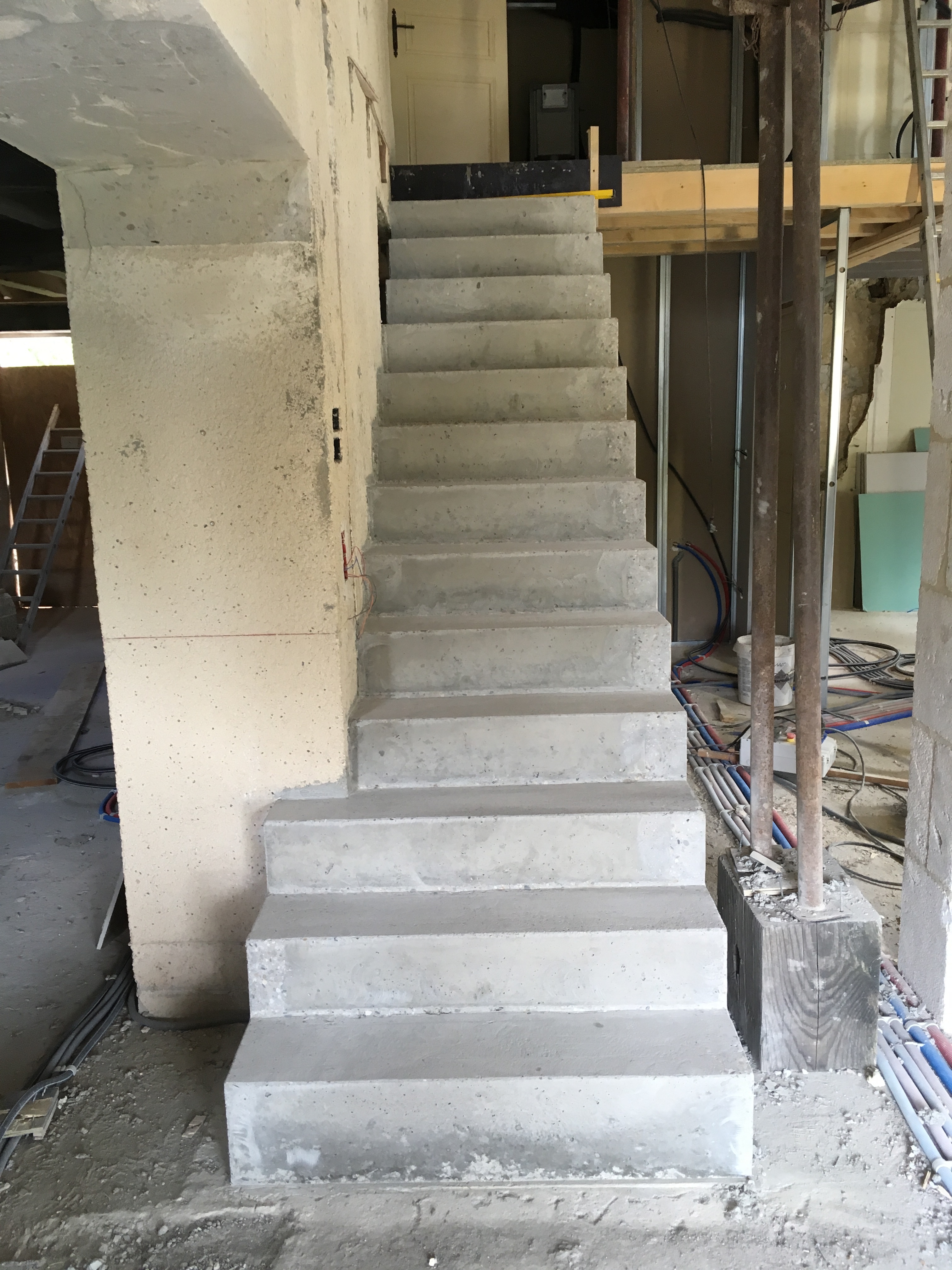 audacieux  escalier crémaillère droit en béton   En Dordogne  pour un architecte