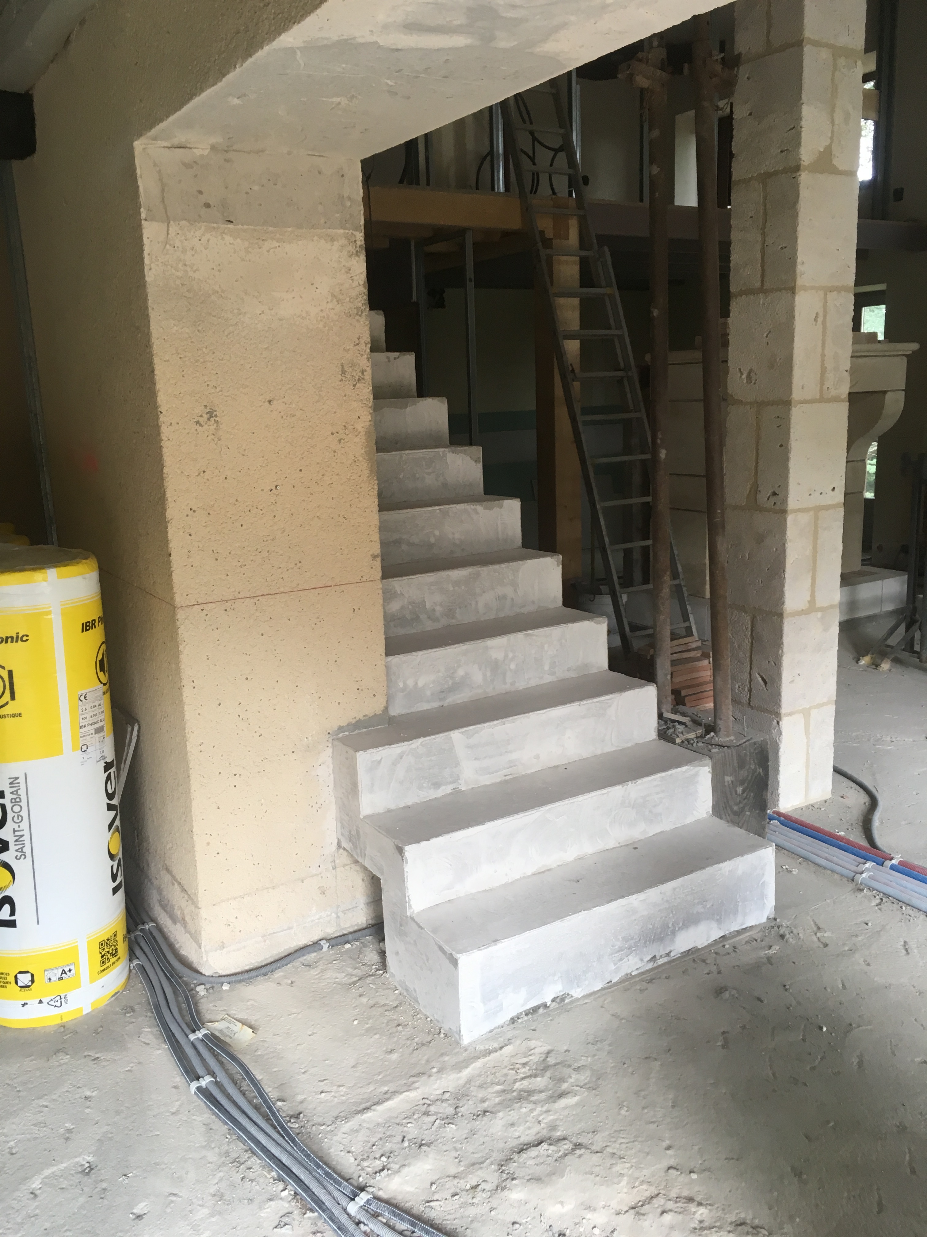 audacieux  escalier crémaillère droit en béton   En Dordogne  pour un architecte