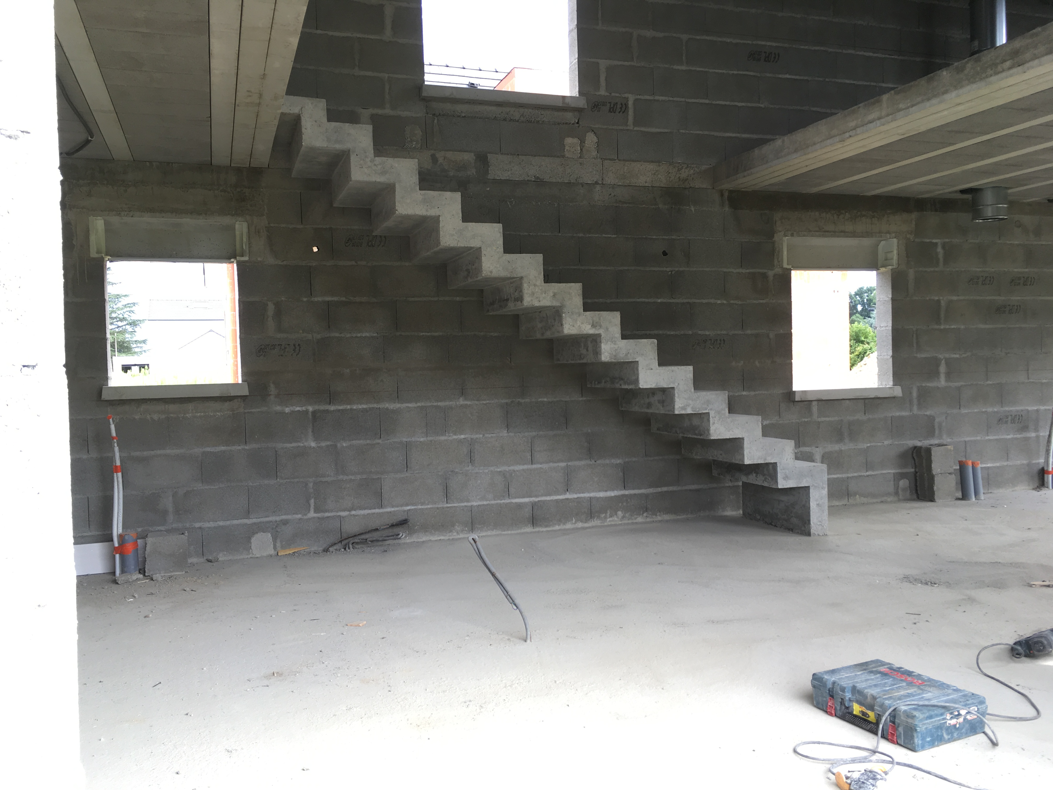 audacieux  escalier crémaillère droit en béton brut de décoffrage  à Pau dans le département des Pyrénées Atlantiques en Aquitaine  pour un particulier