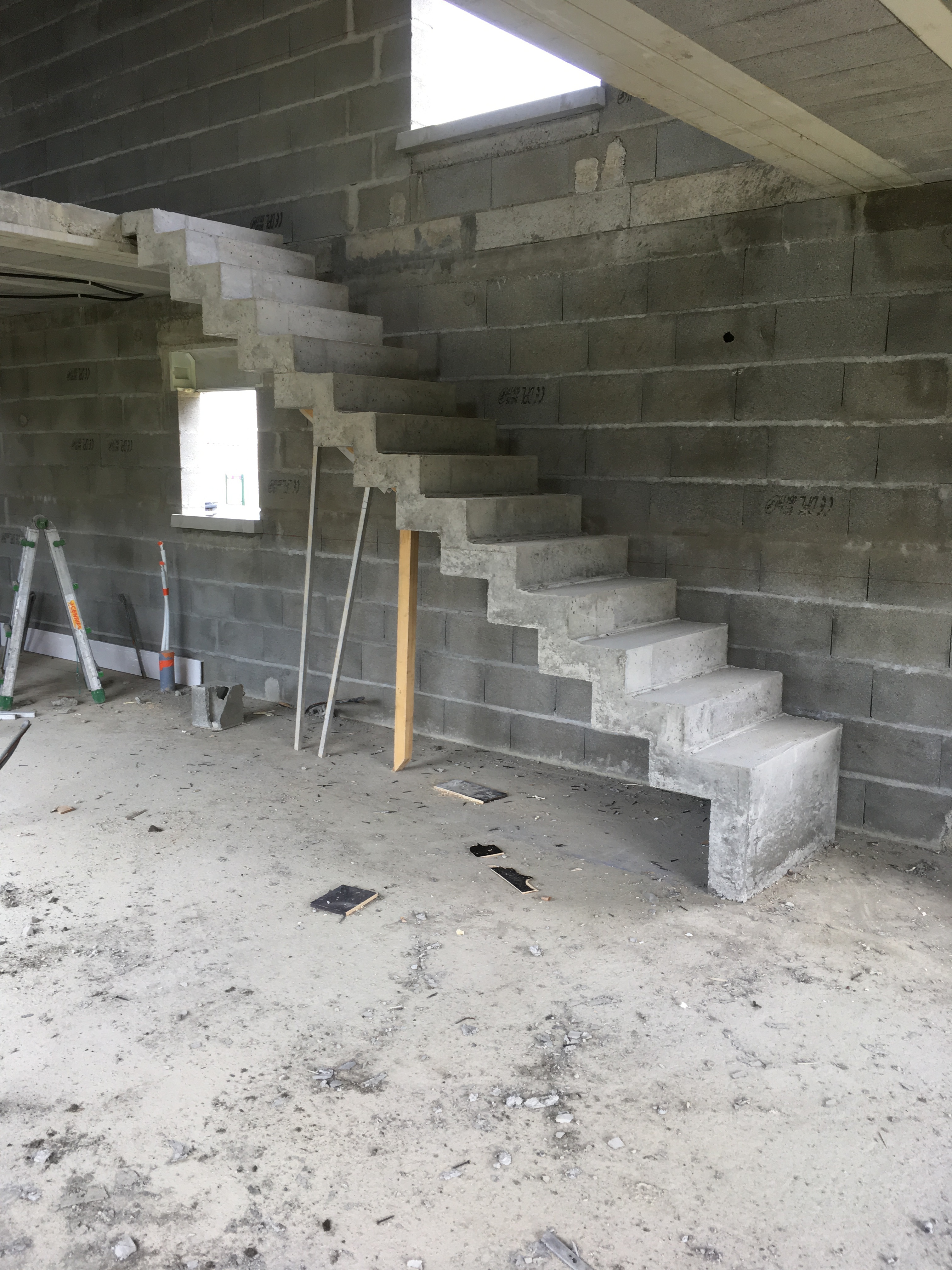 audacieux  escalier crémaillère droit en béton brut de décoffrage  à Pau dans le département des Pyrénées Atlantiques en Aquitaine  pour un particulier