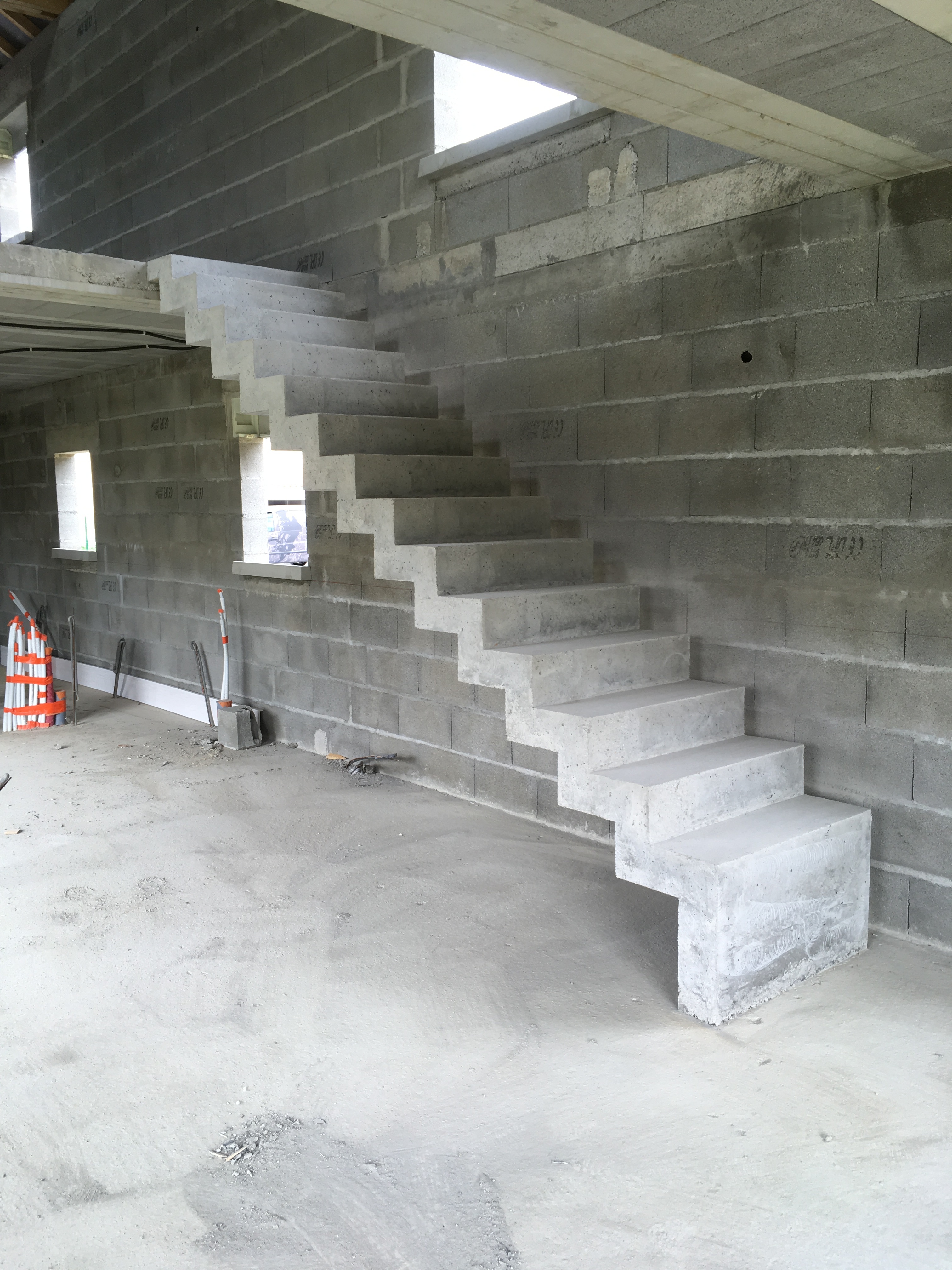 audacieux  escalier crémaillère droit en béton brut de décoffrage  à Pau dans le département des Pyrénées Atlantiques en Aquitaine  pour un particulier