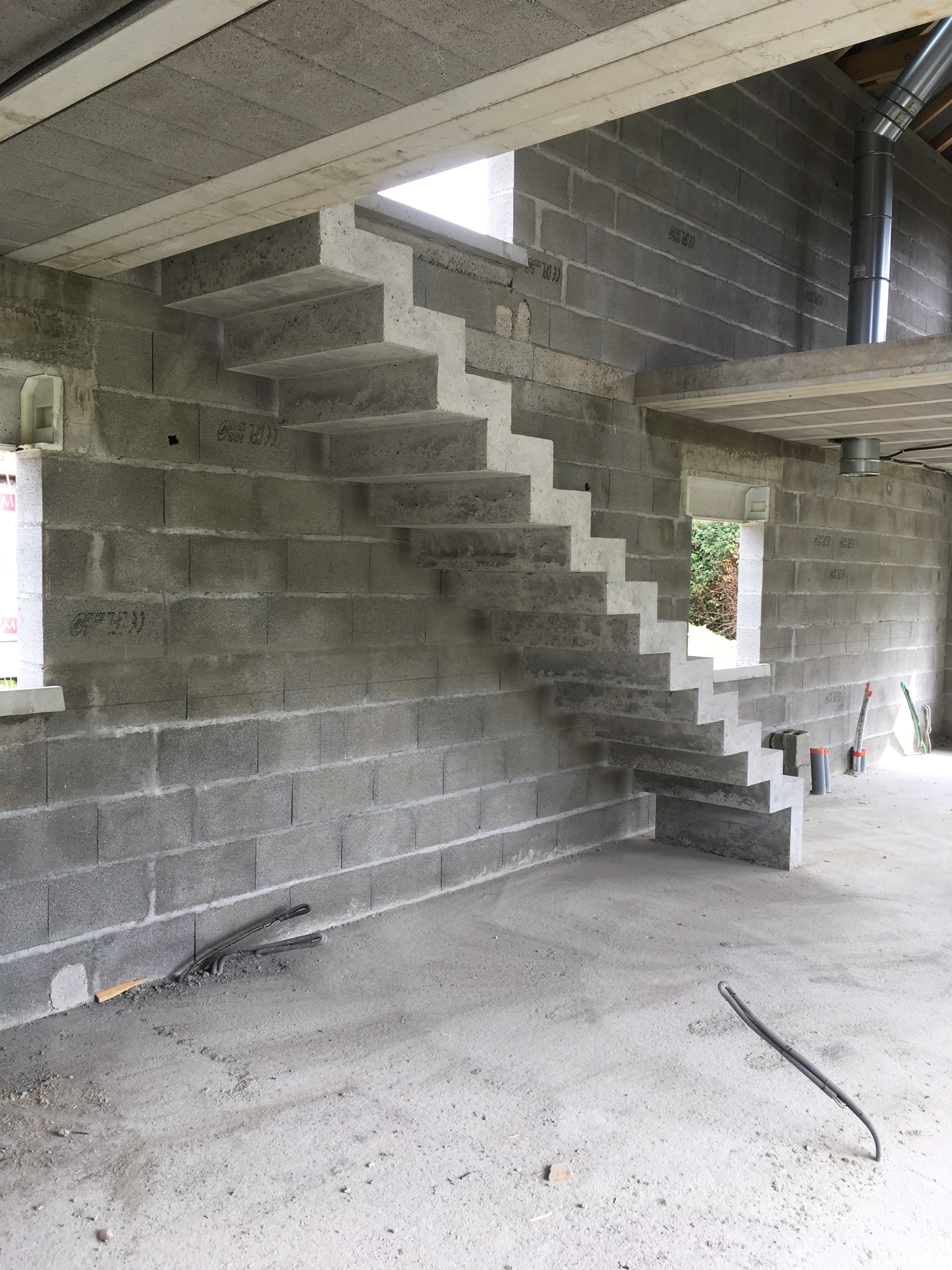 audacieux  escalier crémaillère droit en béton brut de décoffrage  à Pau dans le département des Pyrénées Atlantiques en Aquitaine  pour un particulier