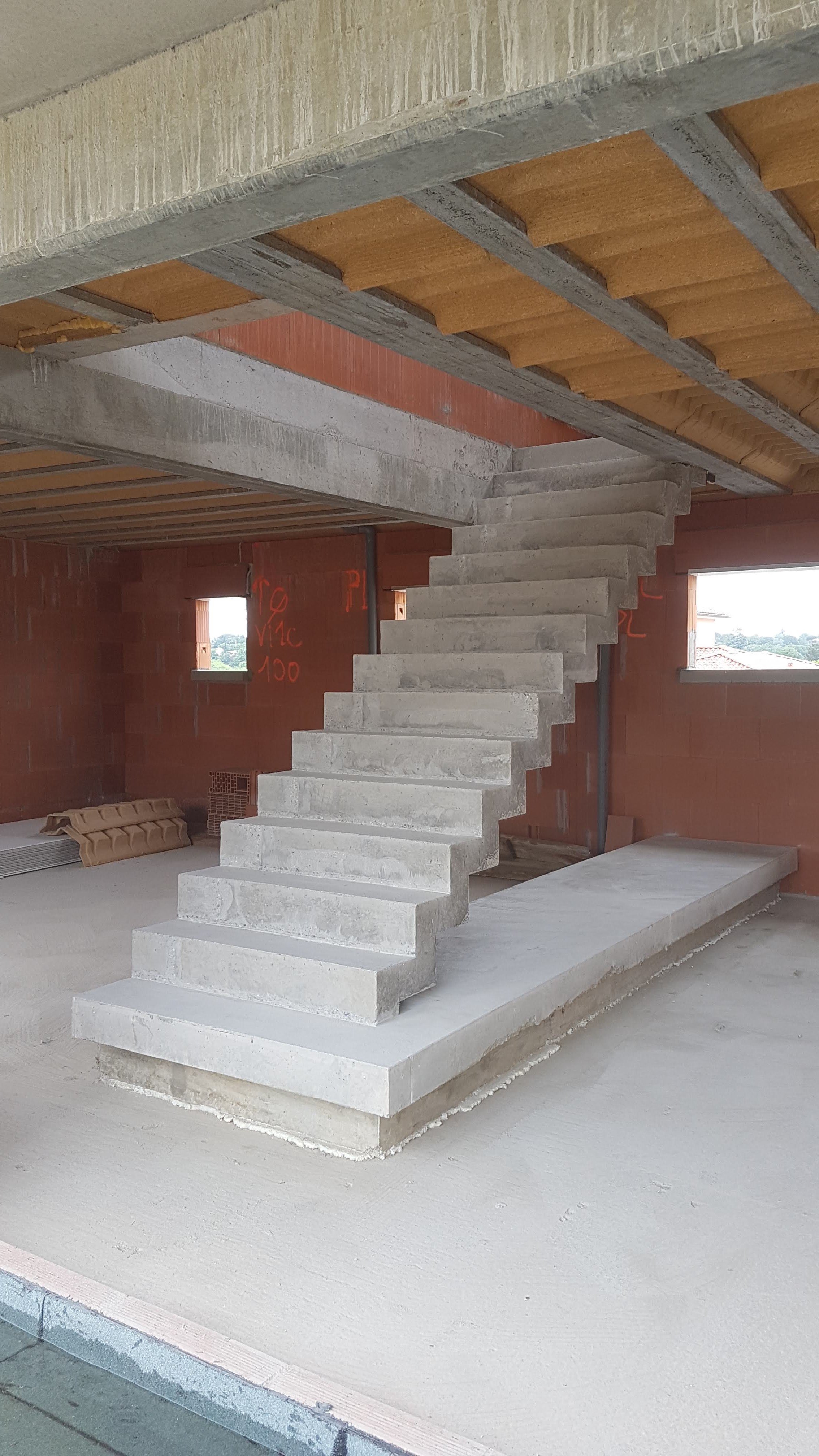 audacieux  escalier crémaillère droit en béton   toulouse  pour un particulier