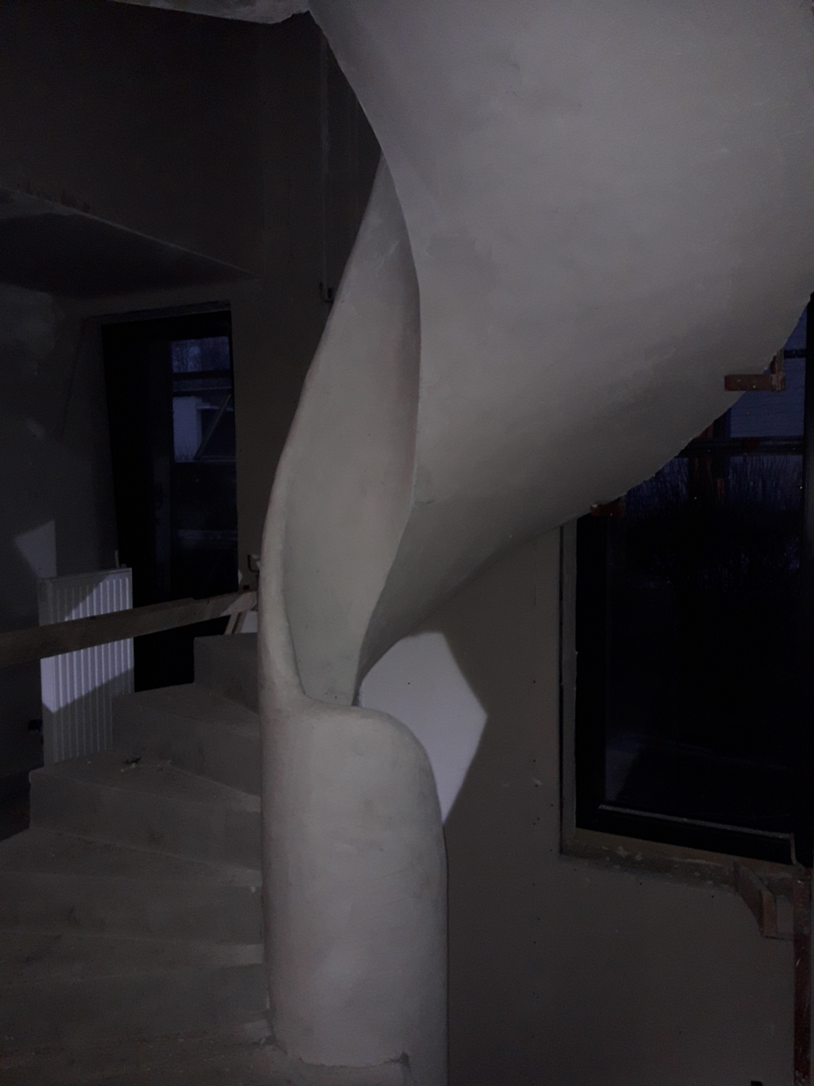 audacieux  escalier en colimaçon avec une lumière centrale en rénovation  bruxelles  pour un constructeur