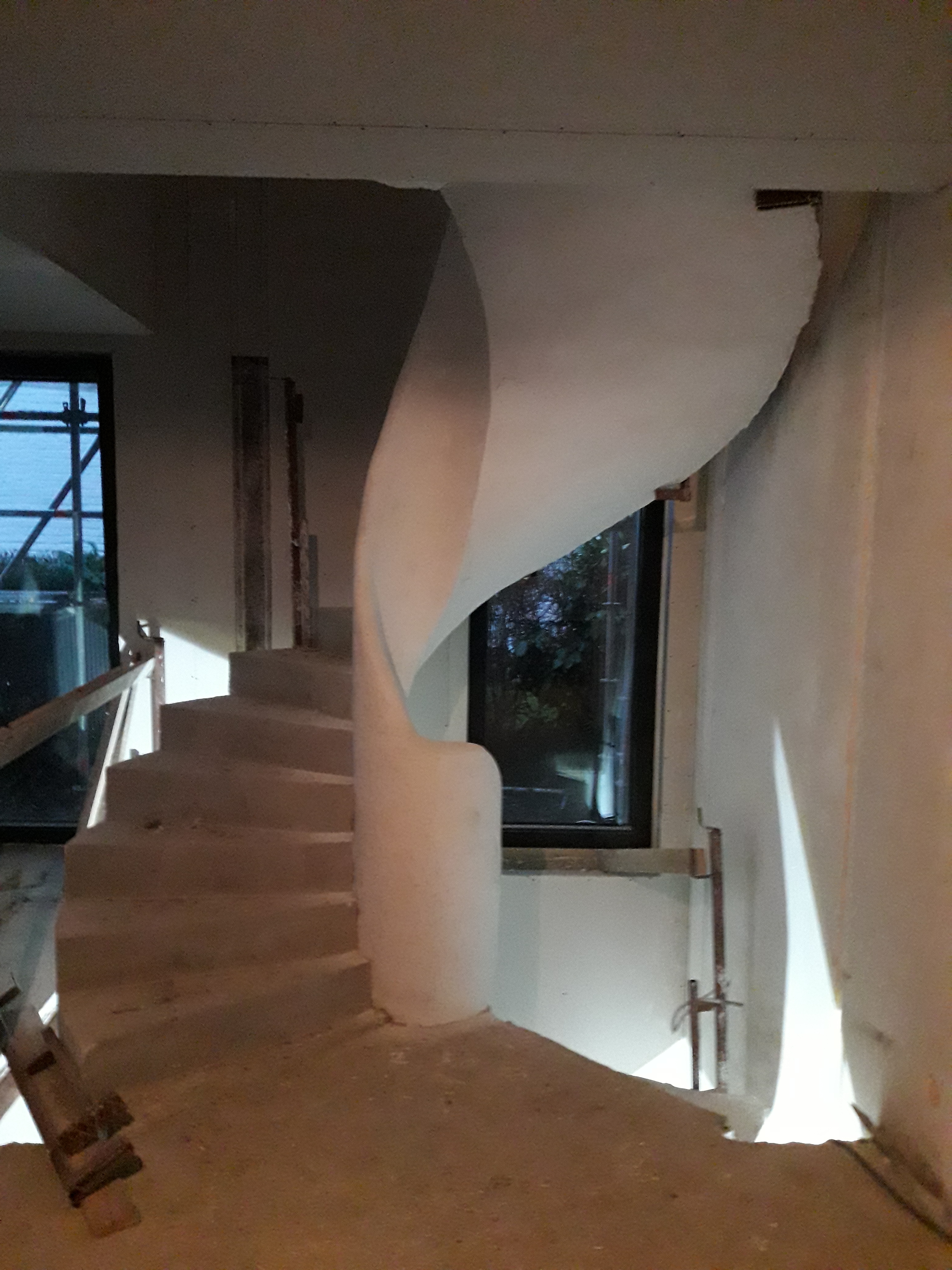 audacieux  escalier en colimaçon avec une lumière centrale en rénovation  bruxelles  pour un constructeur