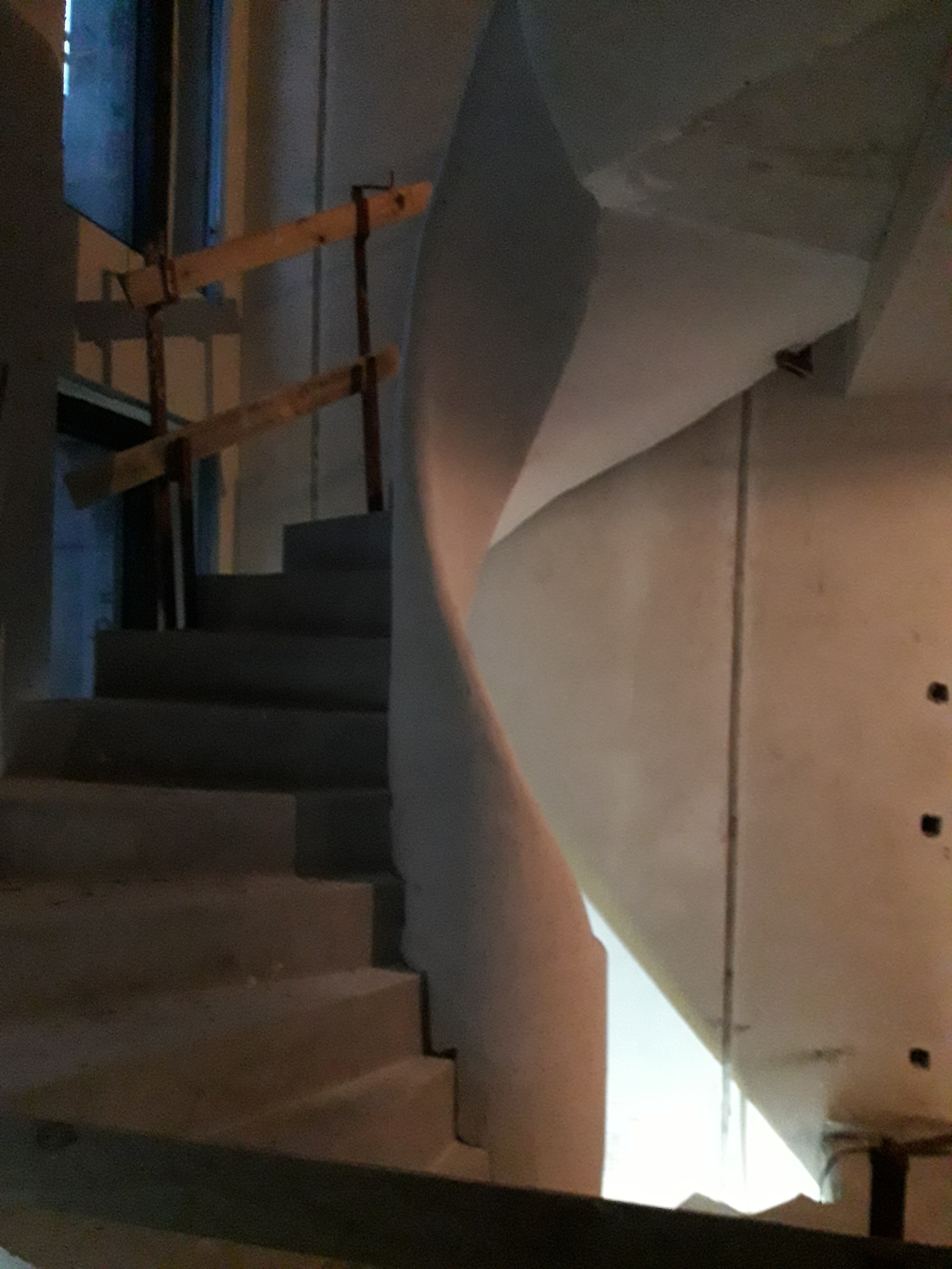 audacieux  escalier en colimaçon avec une lumière centrale en rénovation  bruxelles  pour un constructeur