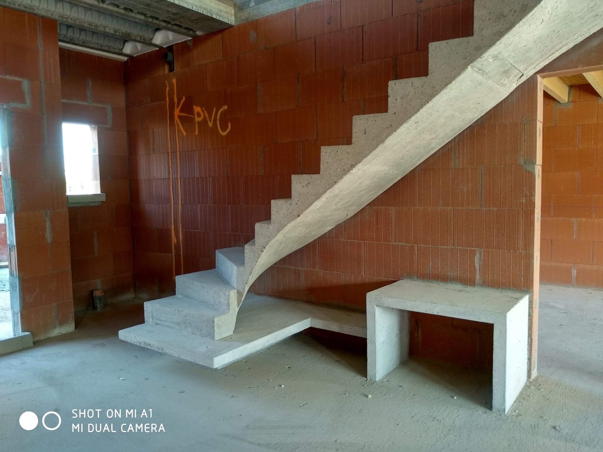 audacieux  escalier graphique avec effet flottant en béton brut de décoffrage  à Bordeaux en Gironde  pour un constructeur