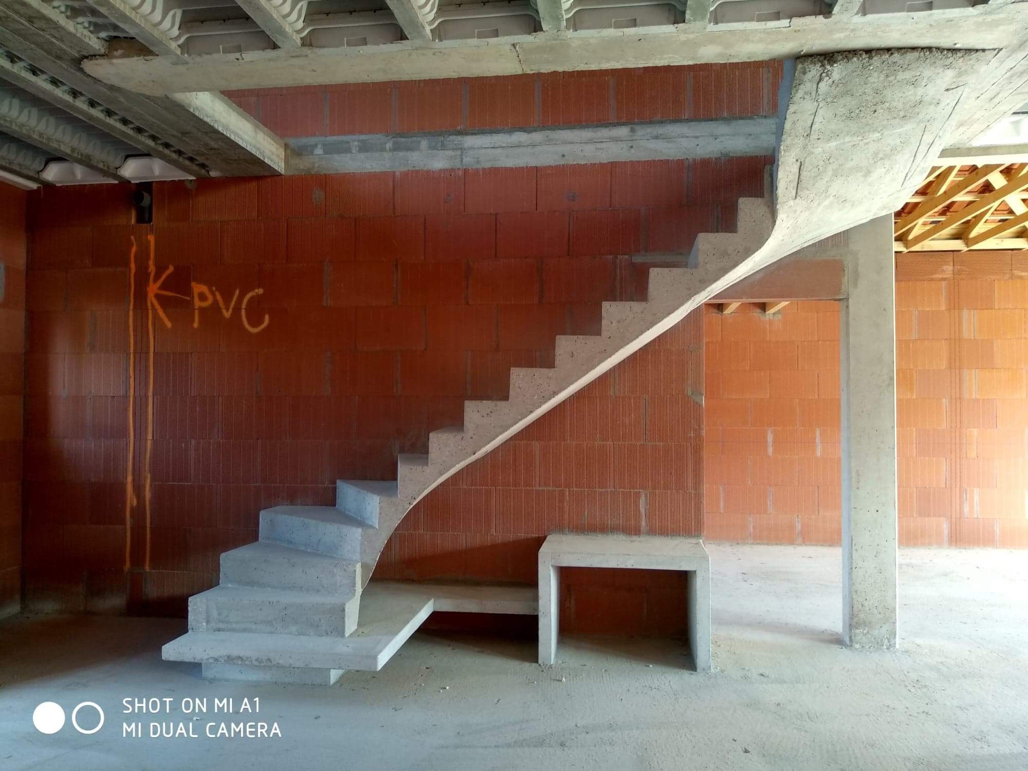 audacieux  escalier graphique avec effet flottant en béton brut de décoffrage  à Bordeaux en Gironde  pour un constructeur