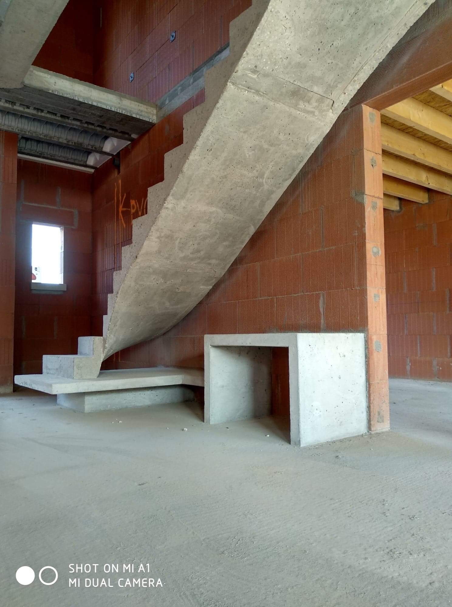 audacieux  escalier graphique avec effet flottant en béton brut de décoffrage  à Bordeaux en Gironde  pour un constructeur