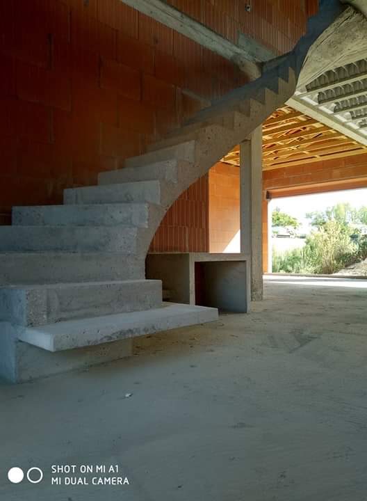 audacieux  escalier graphique avec effet flottant en béton brut de décoffrage  à Bordeaux en Gironde  pour un constructeur