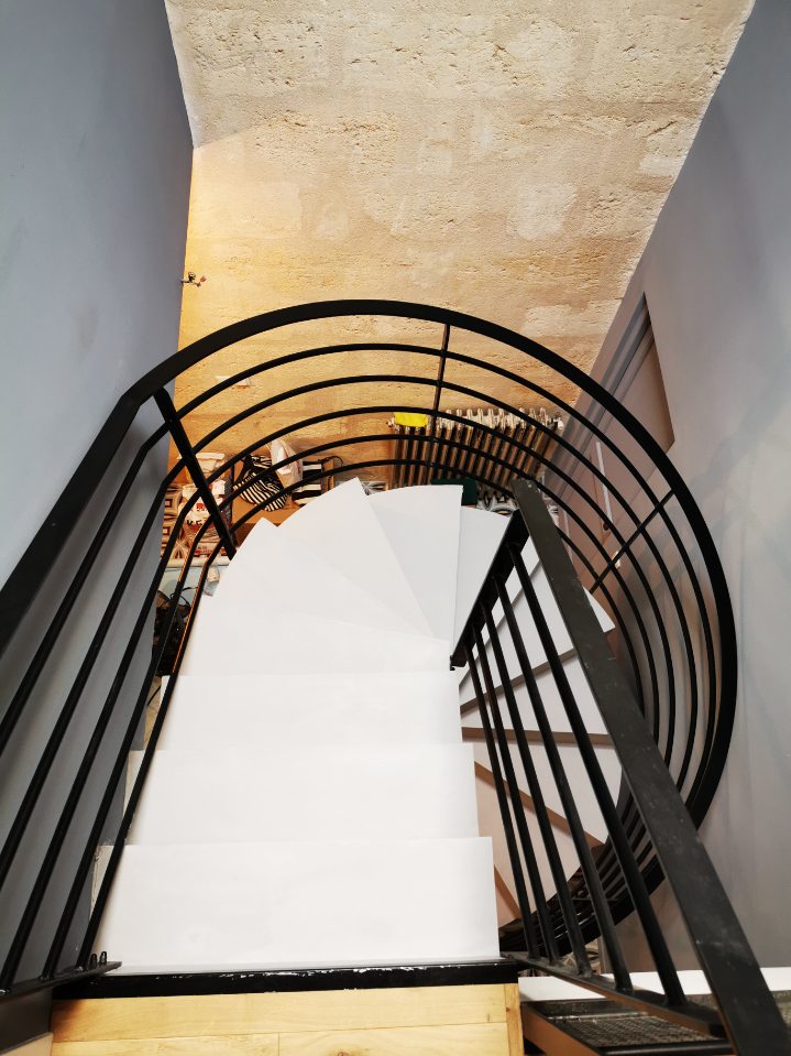 audacieux  escalier hélicoïdal architectural habillé en béton ciré couleur gris souris à bordeaux  pour un architecte