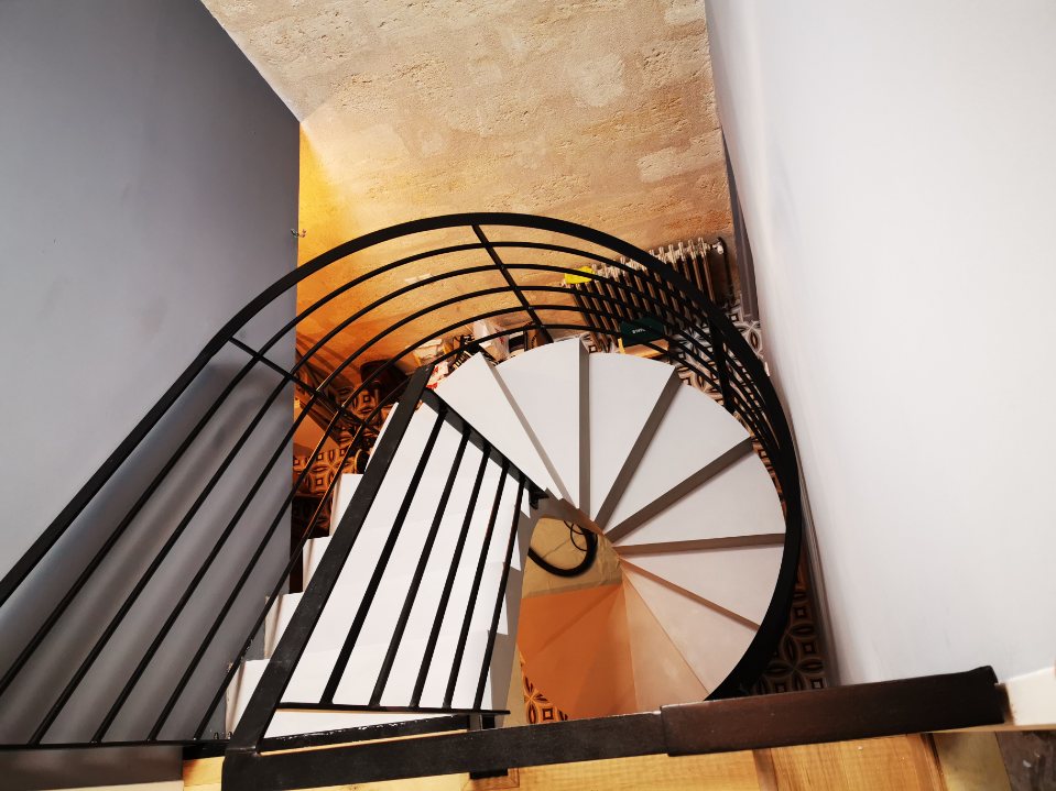 audacieux  escalier hélicoïdal architectural habillé en béton ciré couleur gris souris à bordeaux  pour un architecte