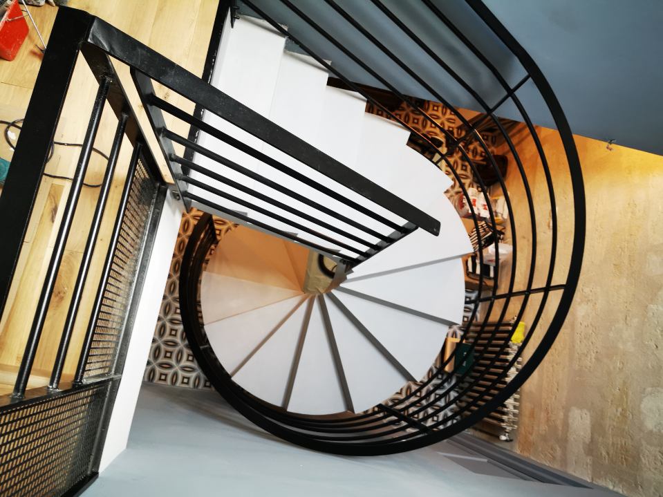 audacieux  escalier hélicoïdal architectural habillé en béton ciré couleur gris souris à bordeaux  pour un architecte