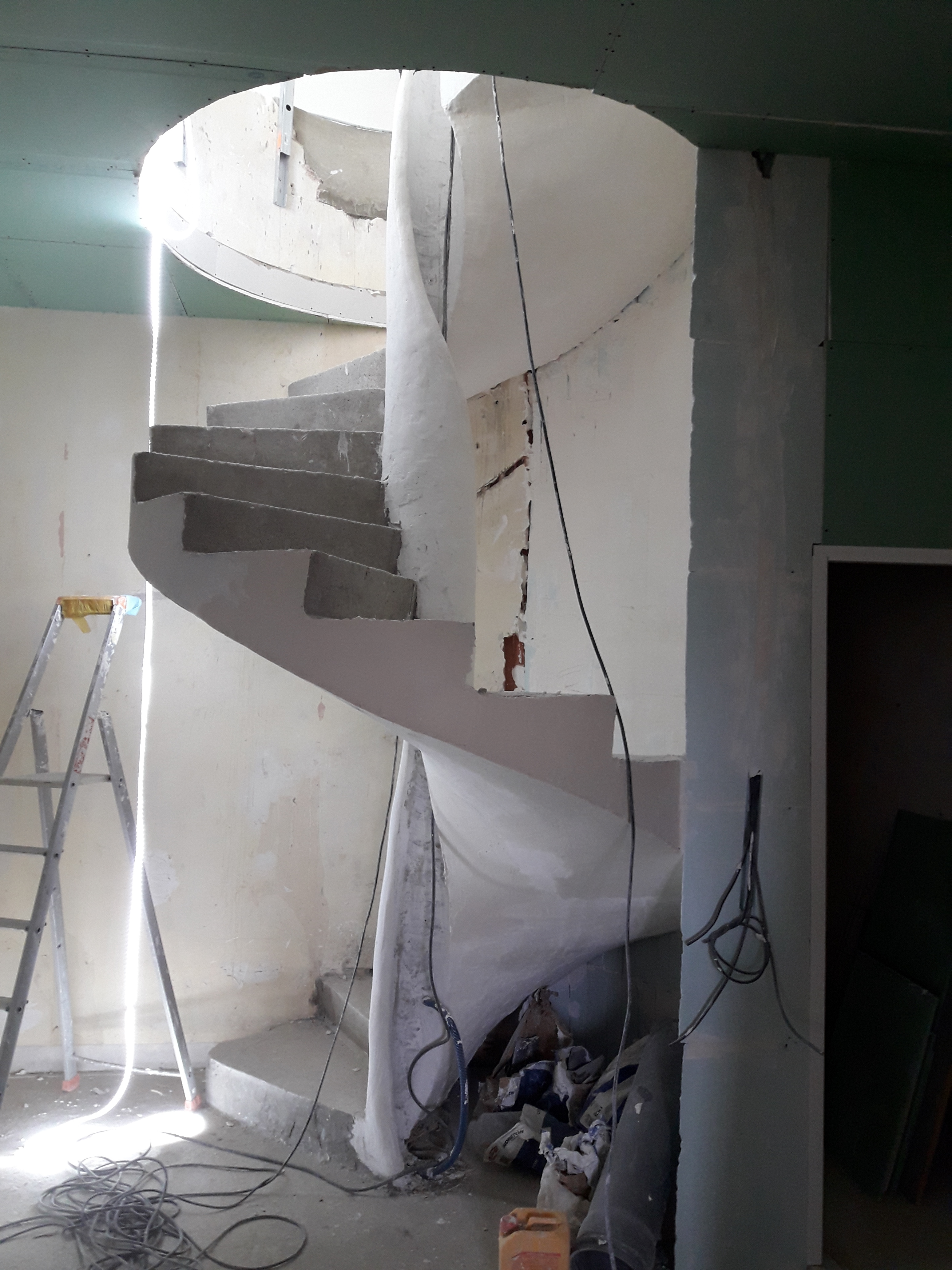 audacieux  escalier hélicoïdal avec garde corps intérieur  en béton brut de décoffrage  Paris pour un particulier