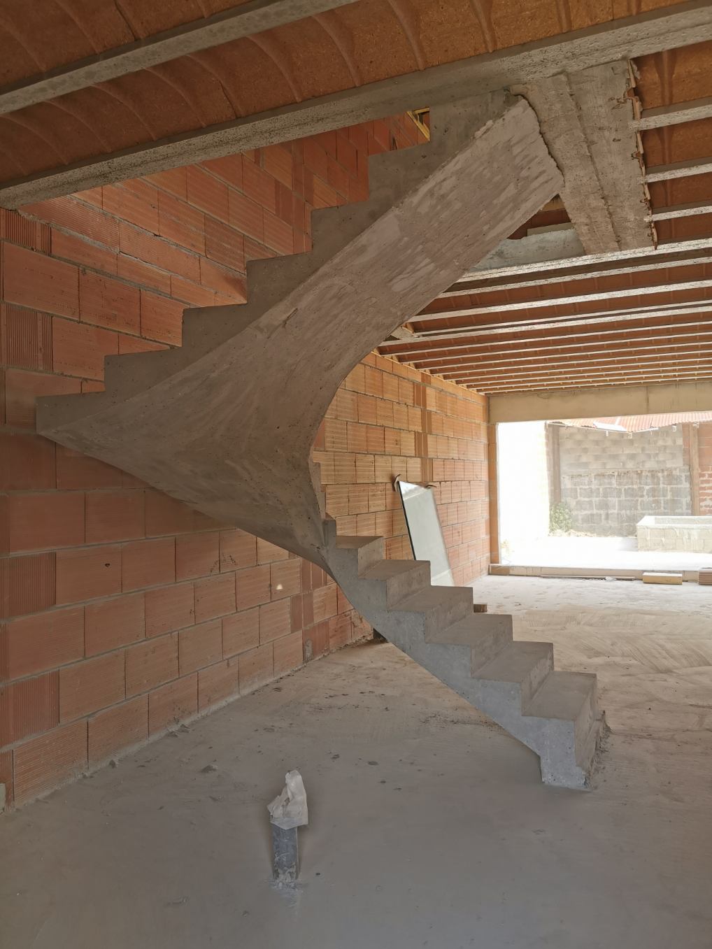 bel escalier à paillasse deux quart balancé en béton brut de décoffrage  à Bordeaux dans le département de la Gironde pour un maitre d'œuvre