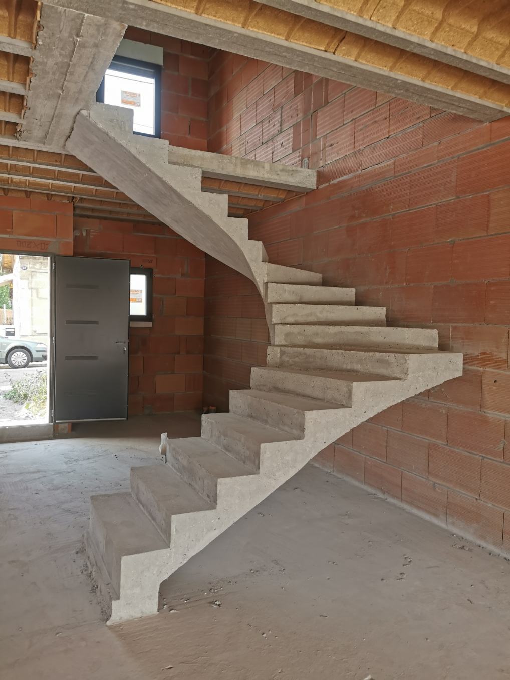 bel escalier à paillasse deux quart balancé en béton brut de décoffrage  à Bordeaux dans le département de la Gironde pour un maitre d'œuvre