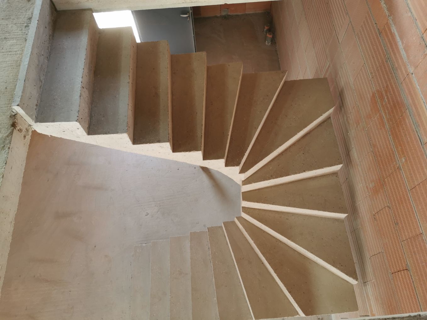bel escalier à paillasse deux quart balancé en béton brut de décoffrage  à Bordeaux dans le département de la Gironde pour un maitre d'œuvre