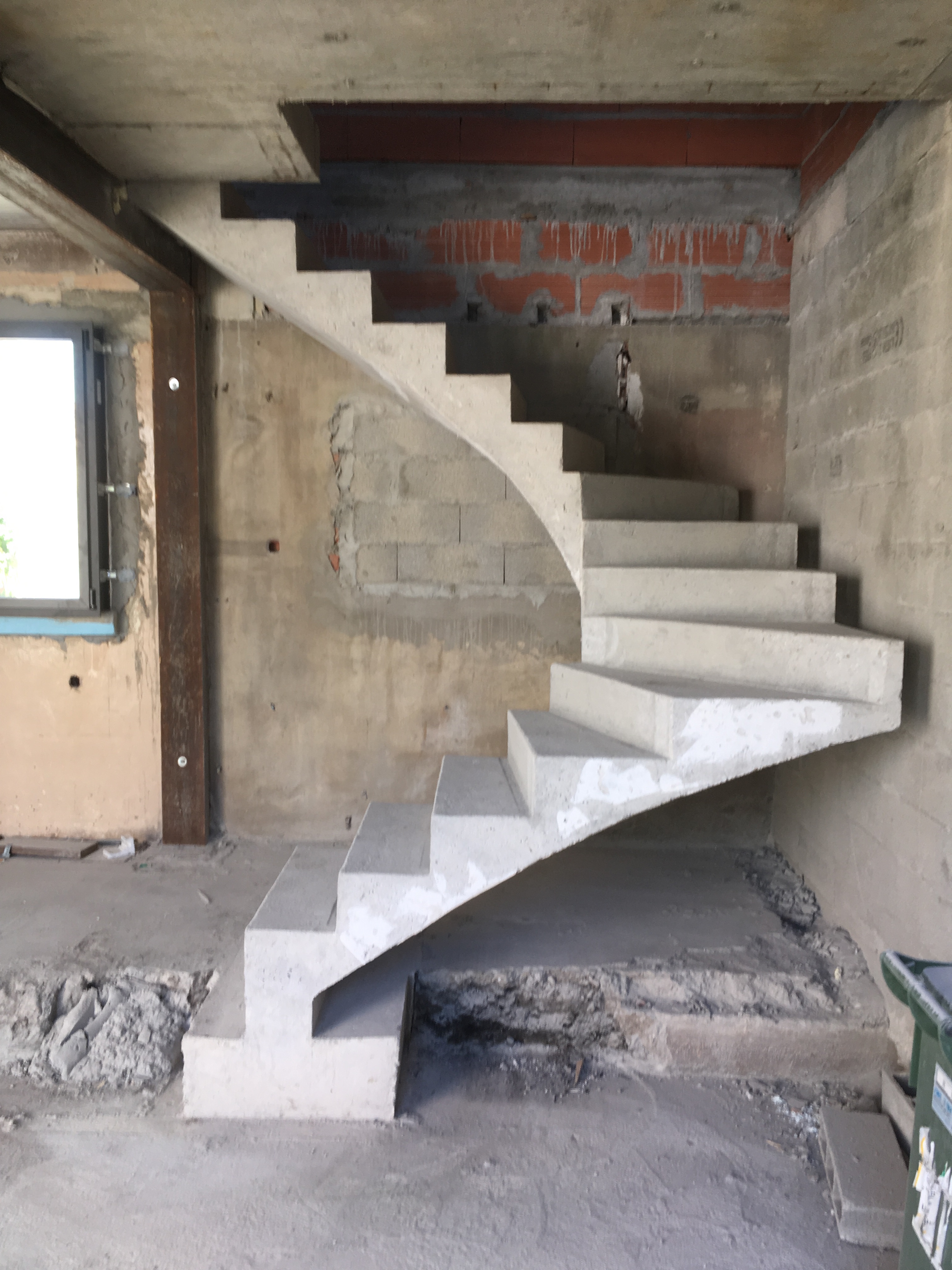 bel escalier à paillasse deux quart tournant en béton brut de décoffrage  Au Bouscat en Gironde  pour un maitre d'œuvre