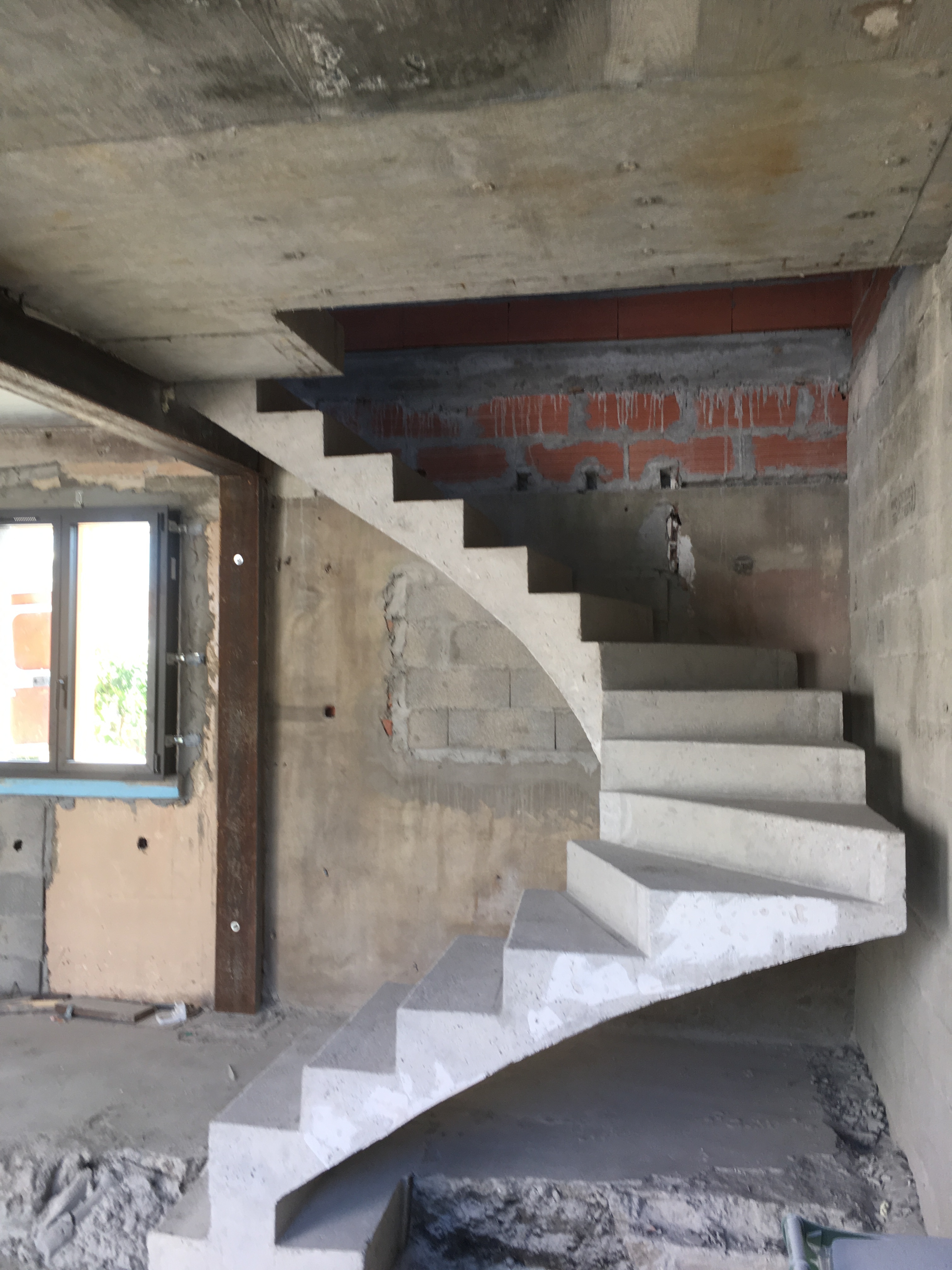 bel escalier à paillasse deux quart tournant en béton brut de décoffrage  Au Bouscat en Gironde  pour un maitre d'œuvre