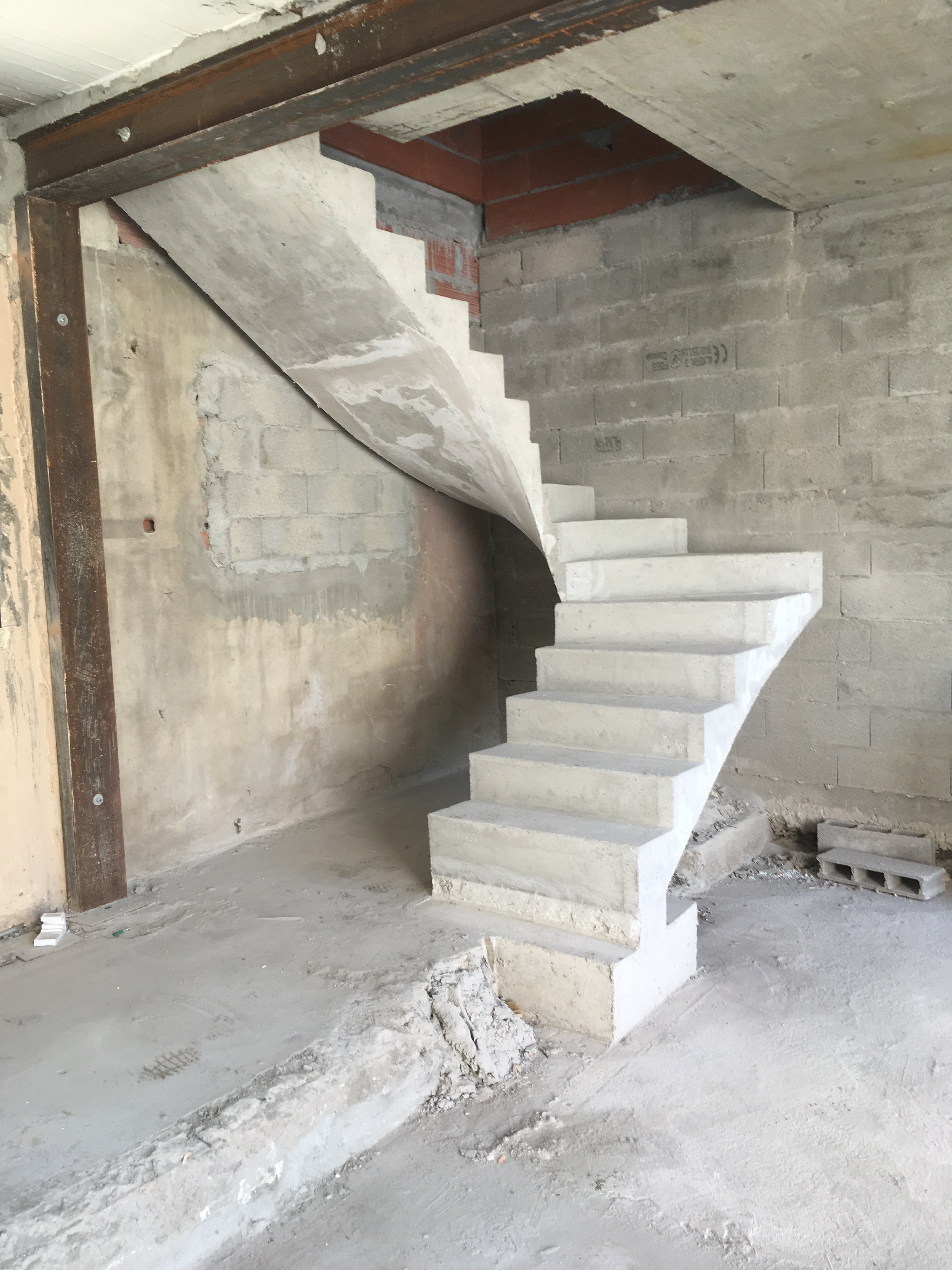 bel escalier à paillasse deux quart tournant en béton brut de décoffrage  Au Bouscat en Gironde  pour un maitre d'œuvre