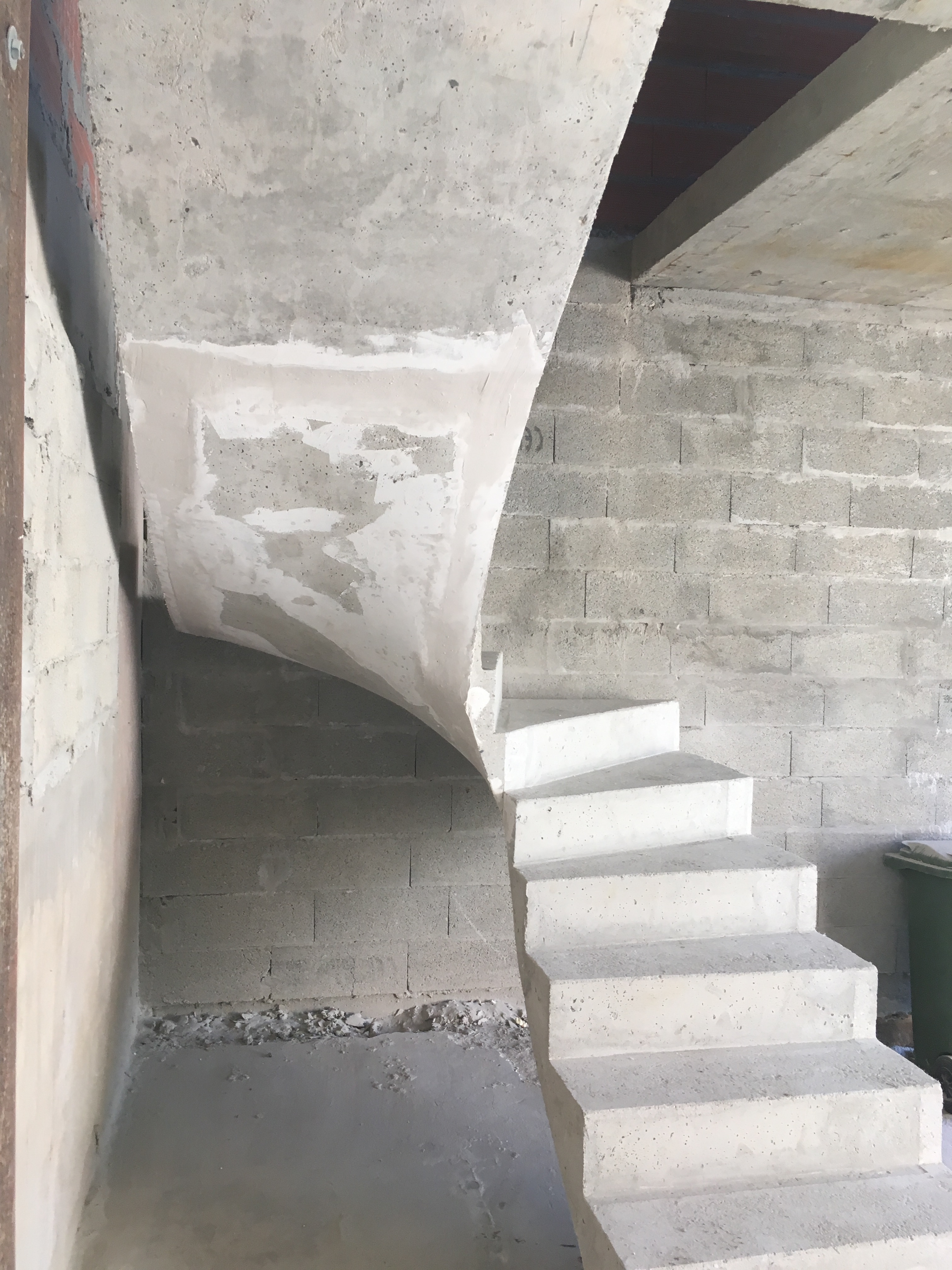 bel escalier à paillasse deux quart tournant en béton brut de décoffrage  Au Bouscat en Gironde  pour un maitre d'œuvre
