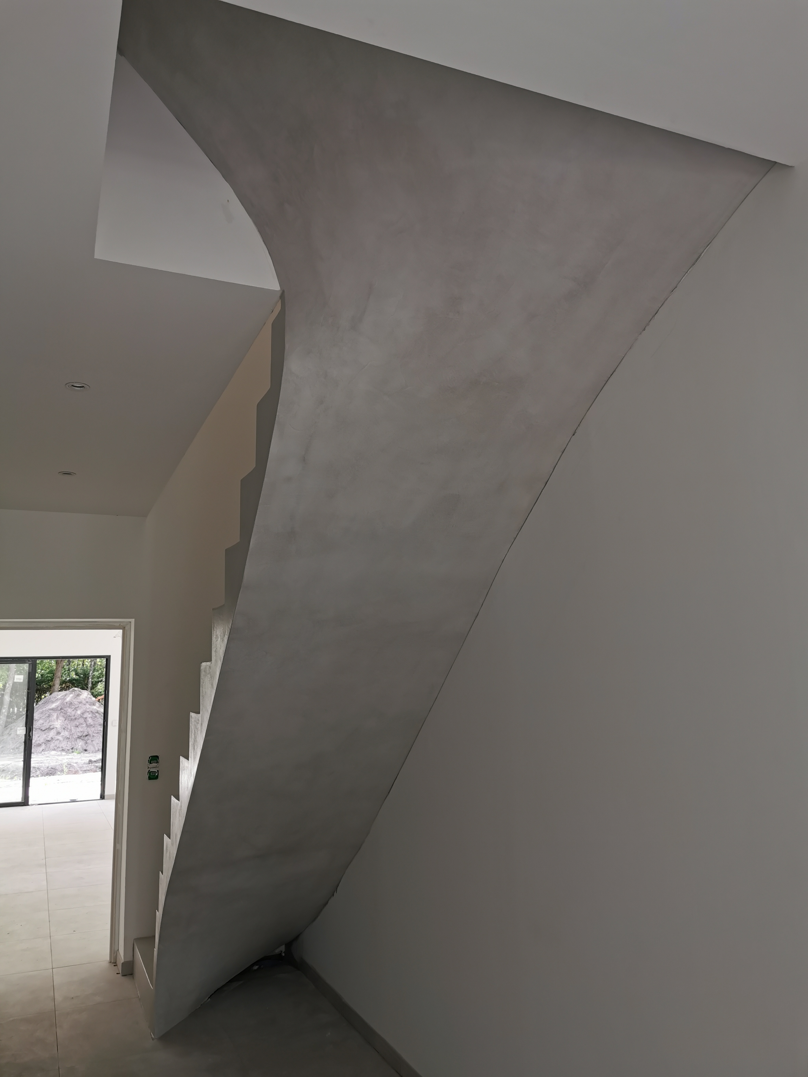 bel escalier à paillasse deux quart tournant en béton ciré vernis mat couleur gris cendré Blanquefort proche de Bordeaux en aquitaine pour un constructeur