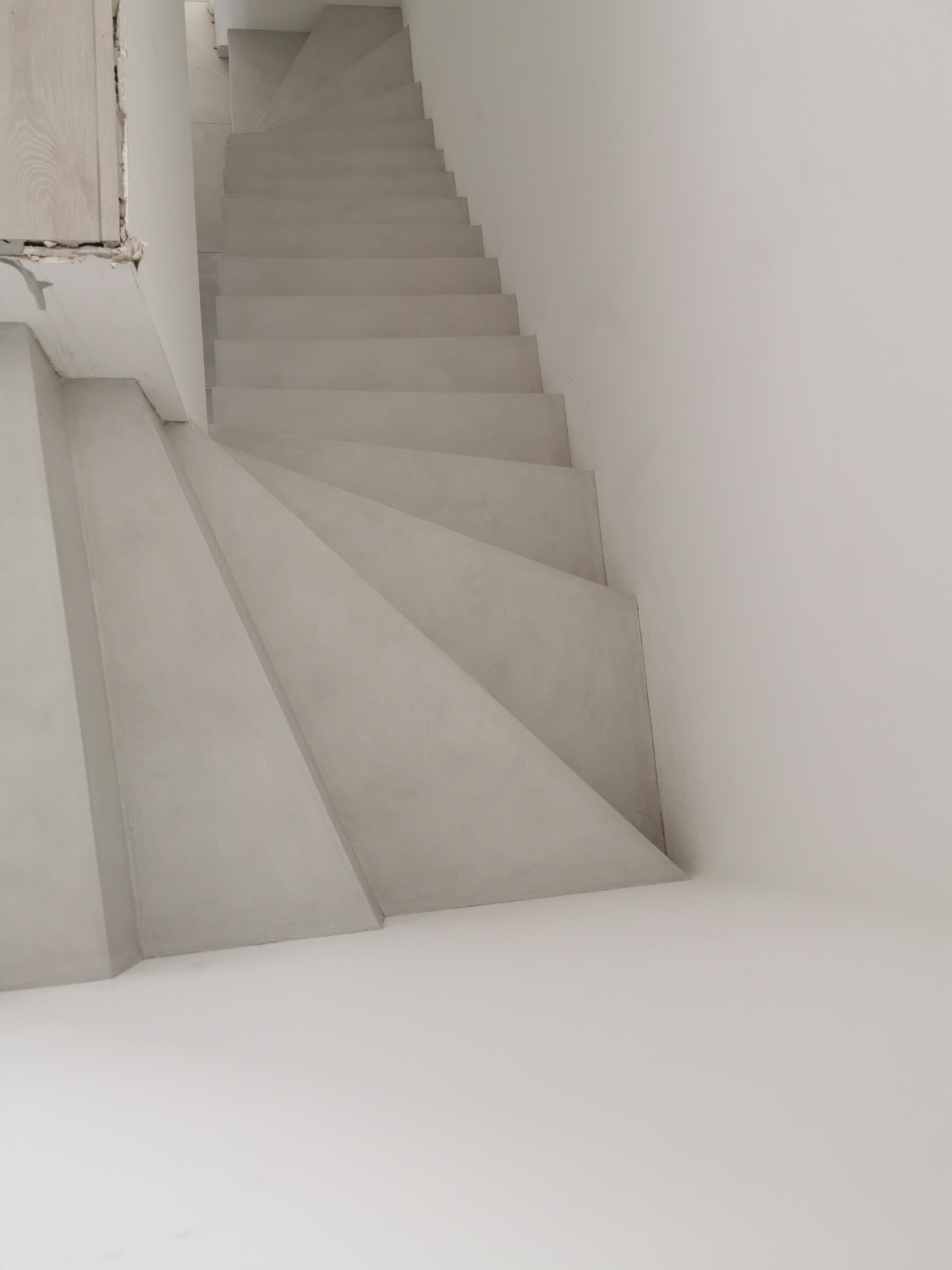 bel escalier à paillasse deux quart tournant en béton ciré vernis mat couleur gris cendré Blanquefort proche de Bordeaux en aquitaine pour un constructeur