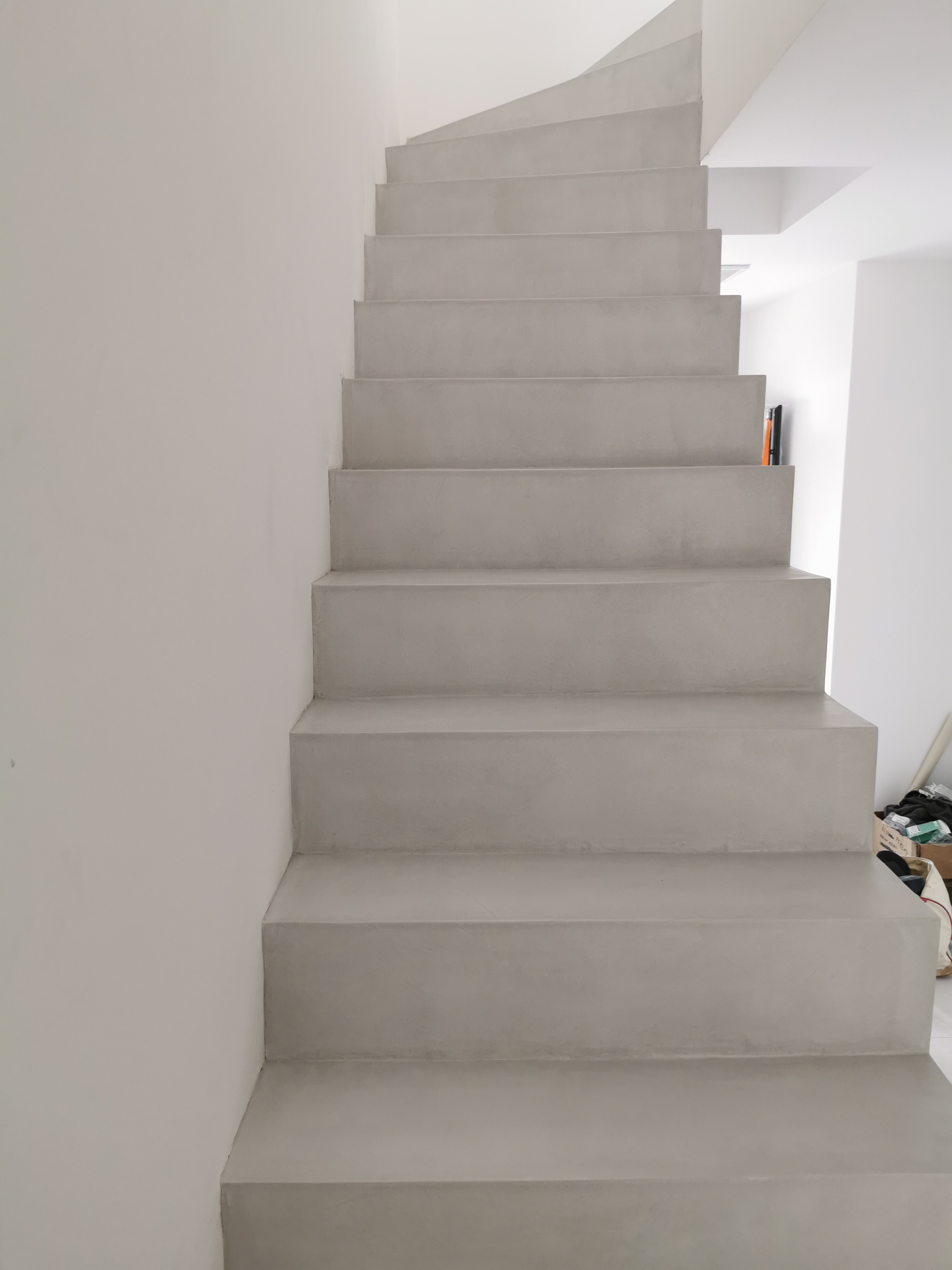 bel escalier à paillasse deux quart tournant en béton ciré vernis mat couleur gris cendré Blanquefort proche de Bordeaux en aquitaine pour un constructeur