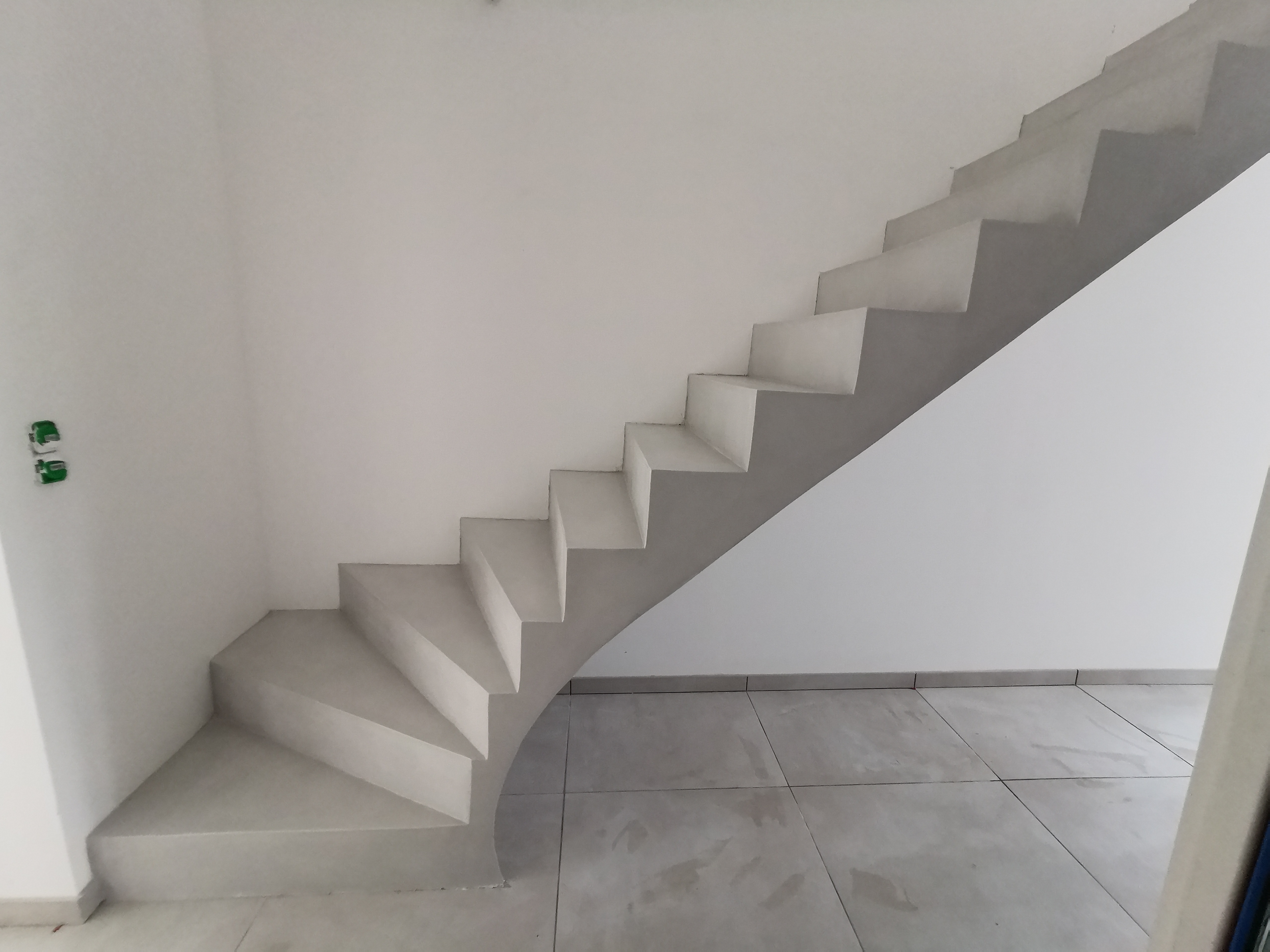 bel escalier à paillasse deux quart tournant en béton ciré vernis mat couleur gris cendré Blanquefort proche de Bordeaux en aquitaine pour un constructeur