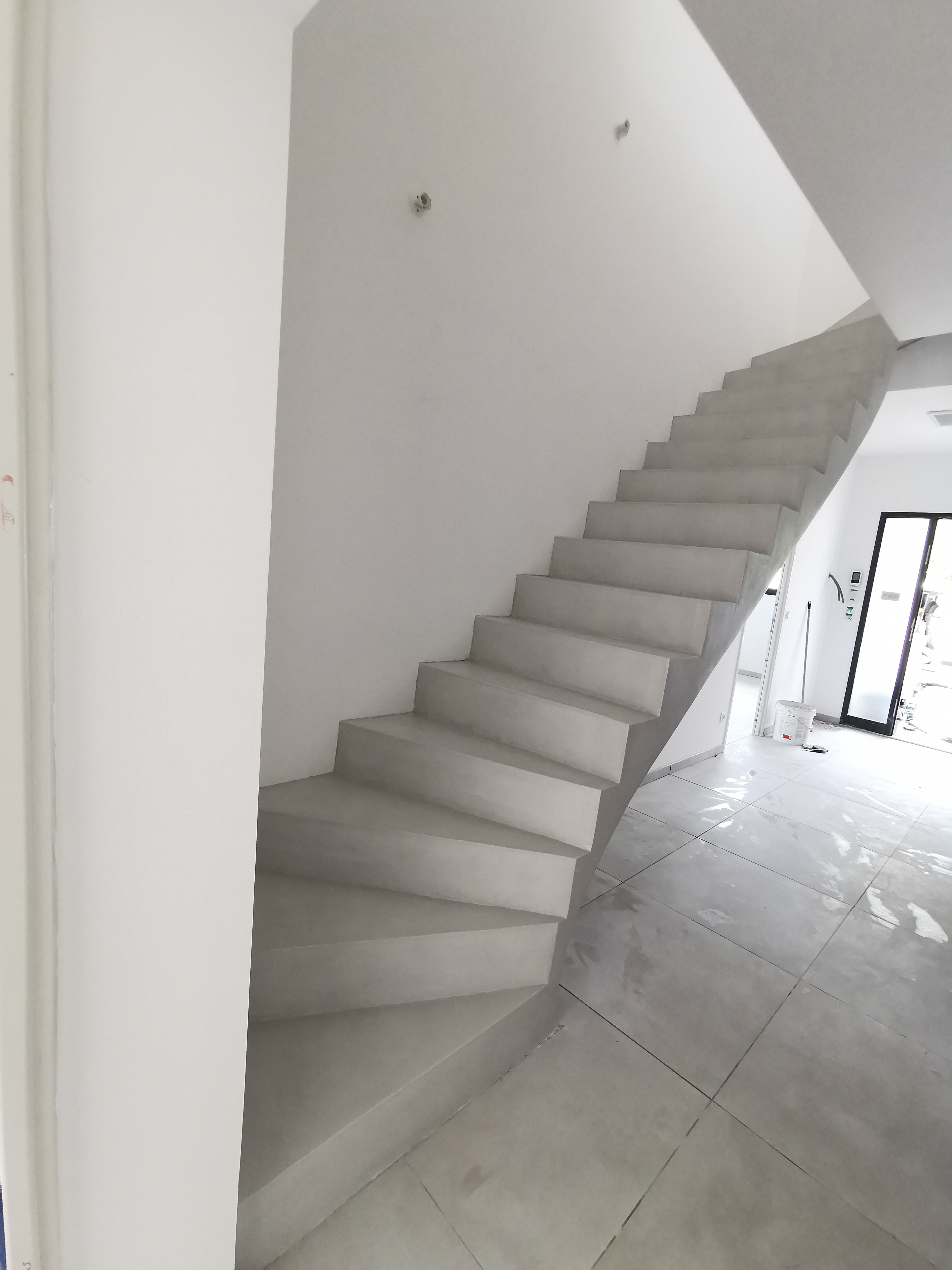 bel escalier à paillasse deux quart tournant en béton ciré vernis mat couleur gris cendré Blanquefort proche de Bordeaux en aquitaine pour un constructeur